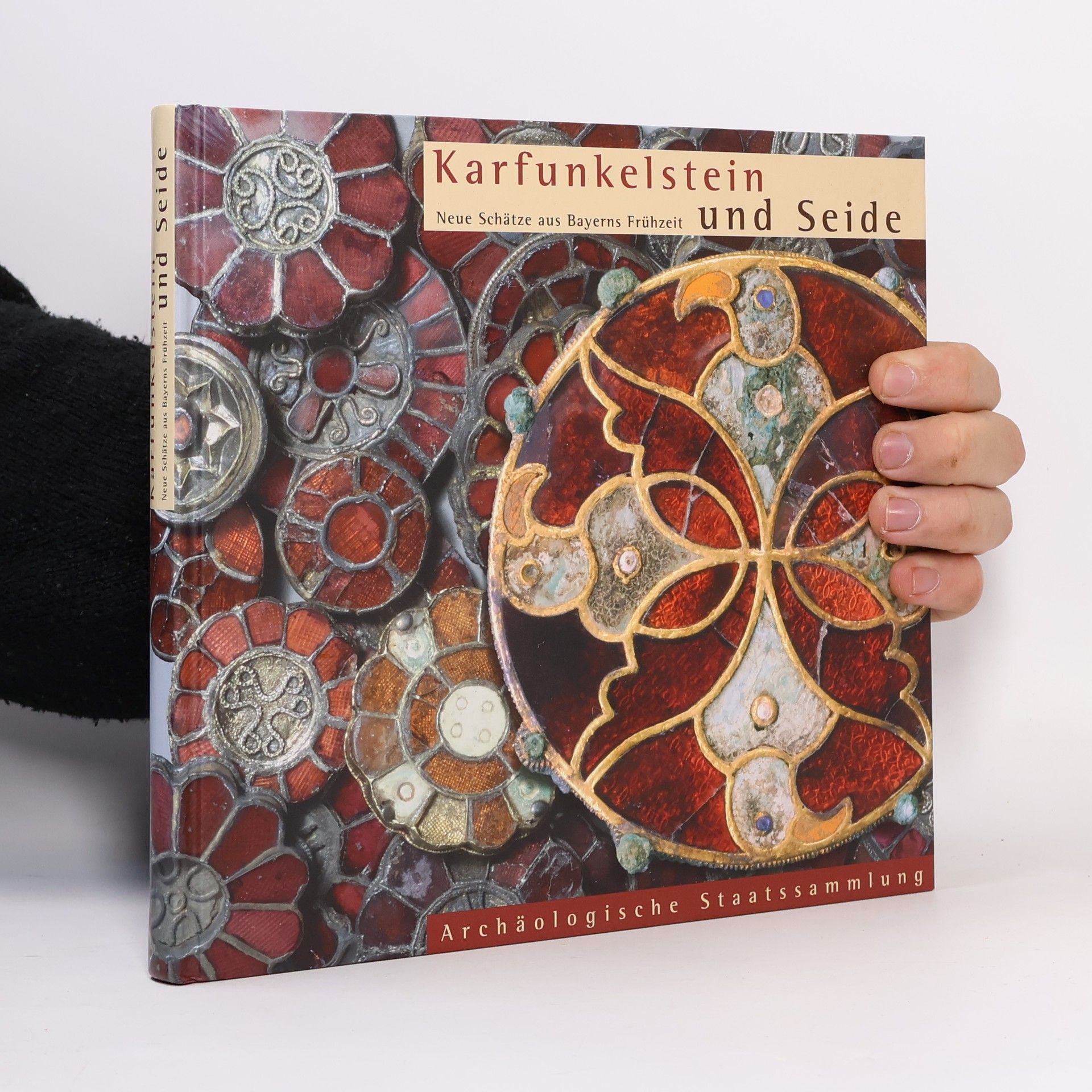 Karfunkelstein und Seide