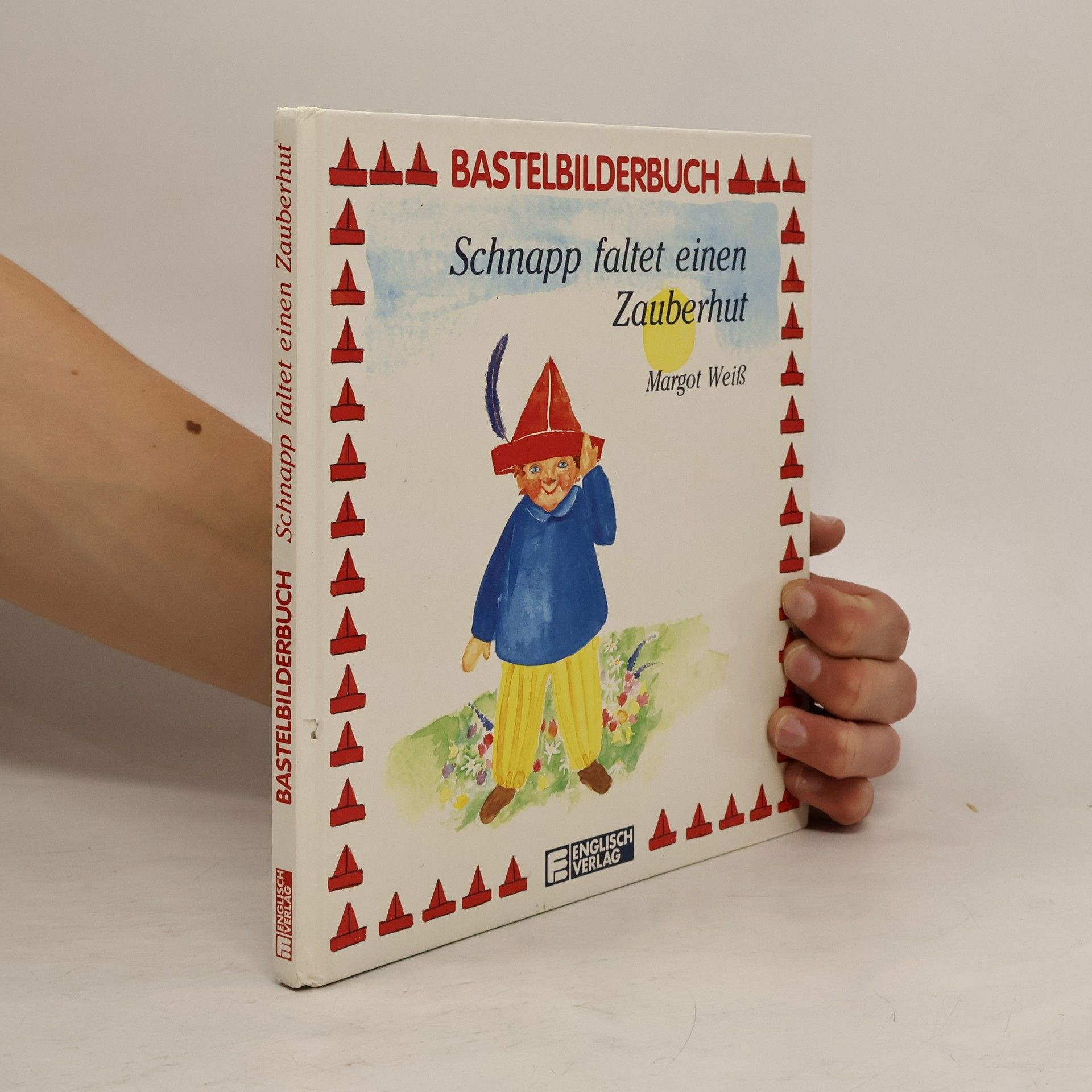 Margot Weiß Schnapp faltet einen Zauberhut