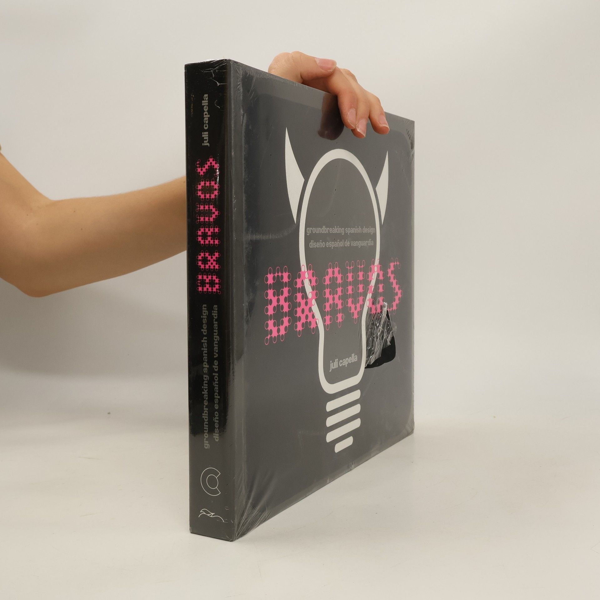 Juli Capella Bravos : Groundbreaking Spanish Design = Diseño Español de Vanguardia de Vanguardia