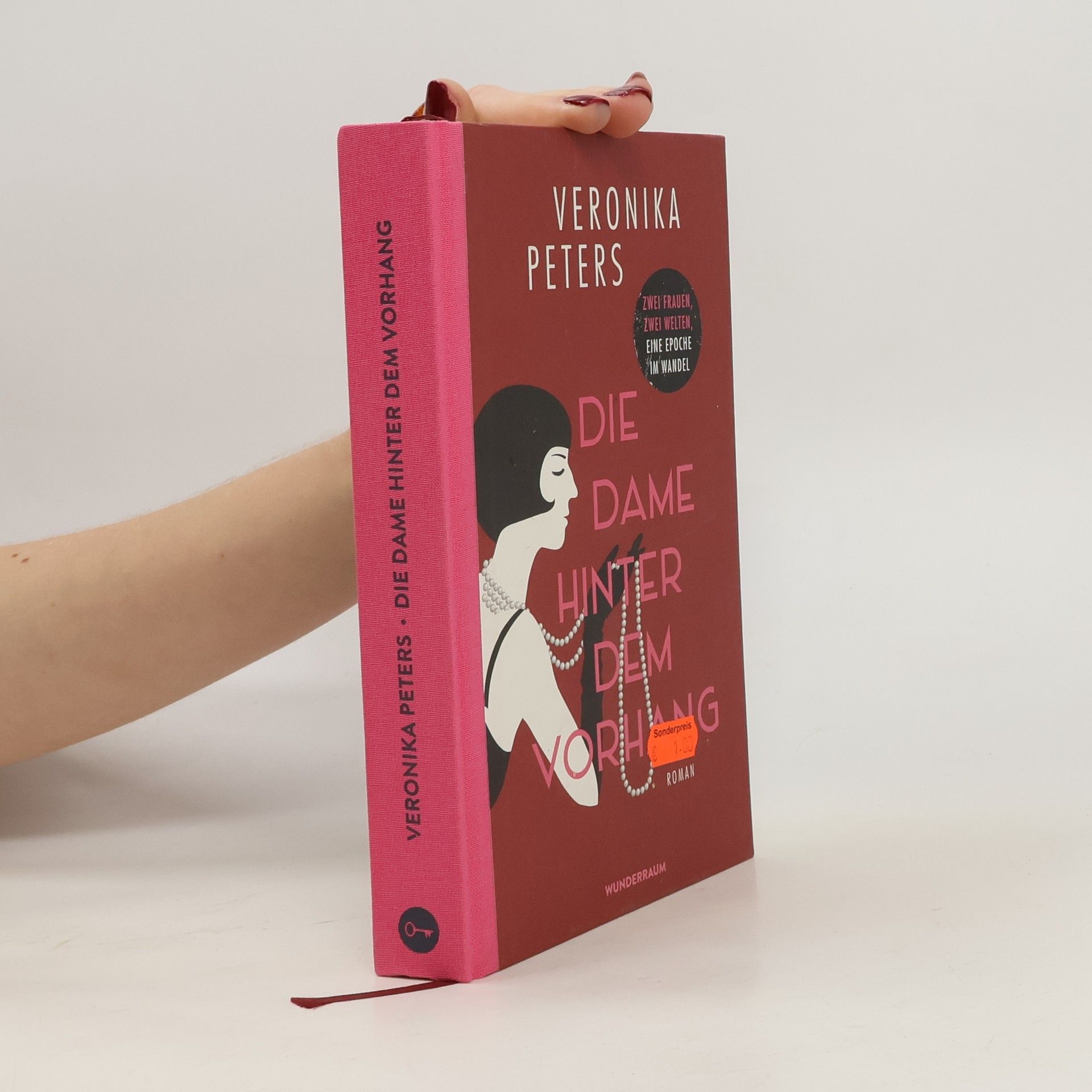 Die Dame hinter dem Vorhang