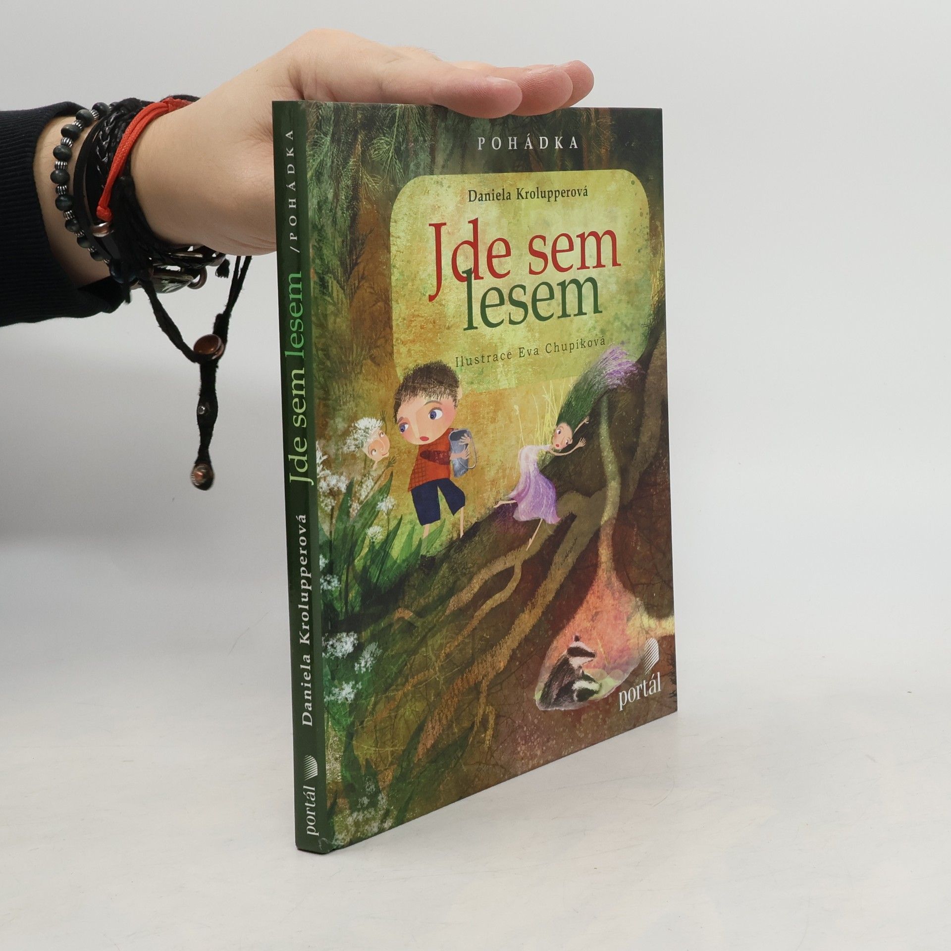 Daniela Krolupperová Jde sem lesem