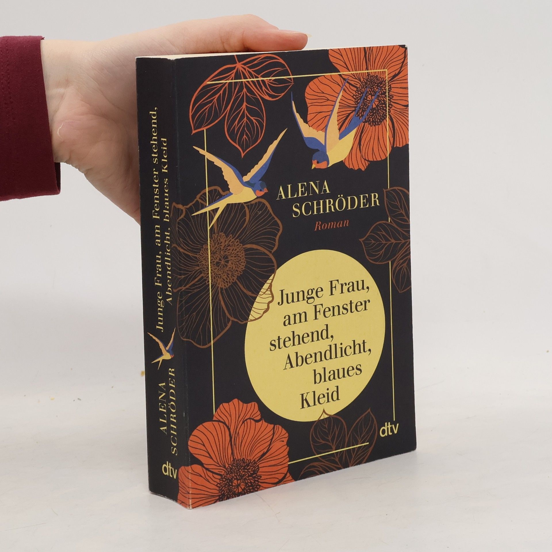 Alena Schröder Junge Frau, am Fenster, stehend, Abendlicht, blaues Kleid