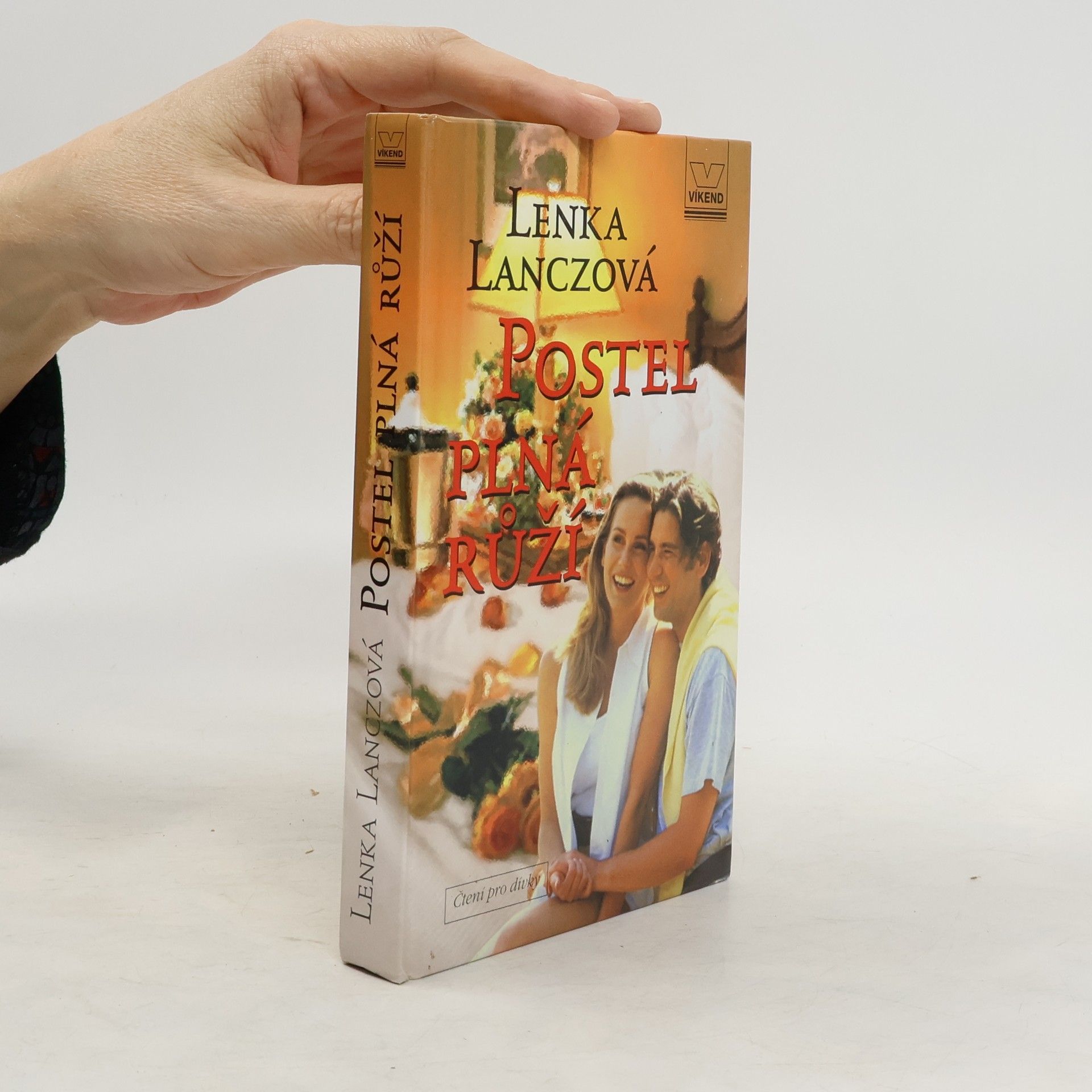 Lenka Lanczová Postel plná růží