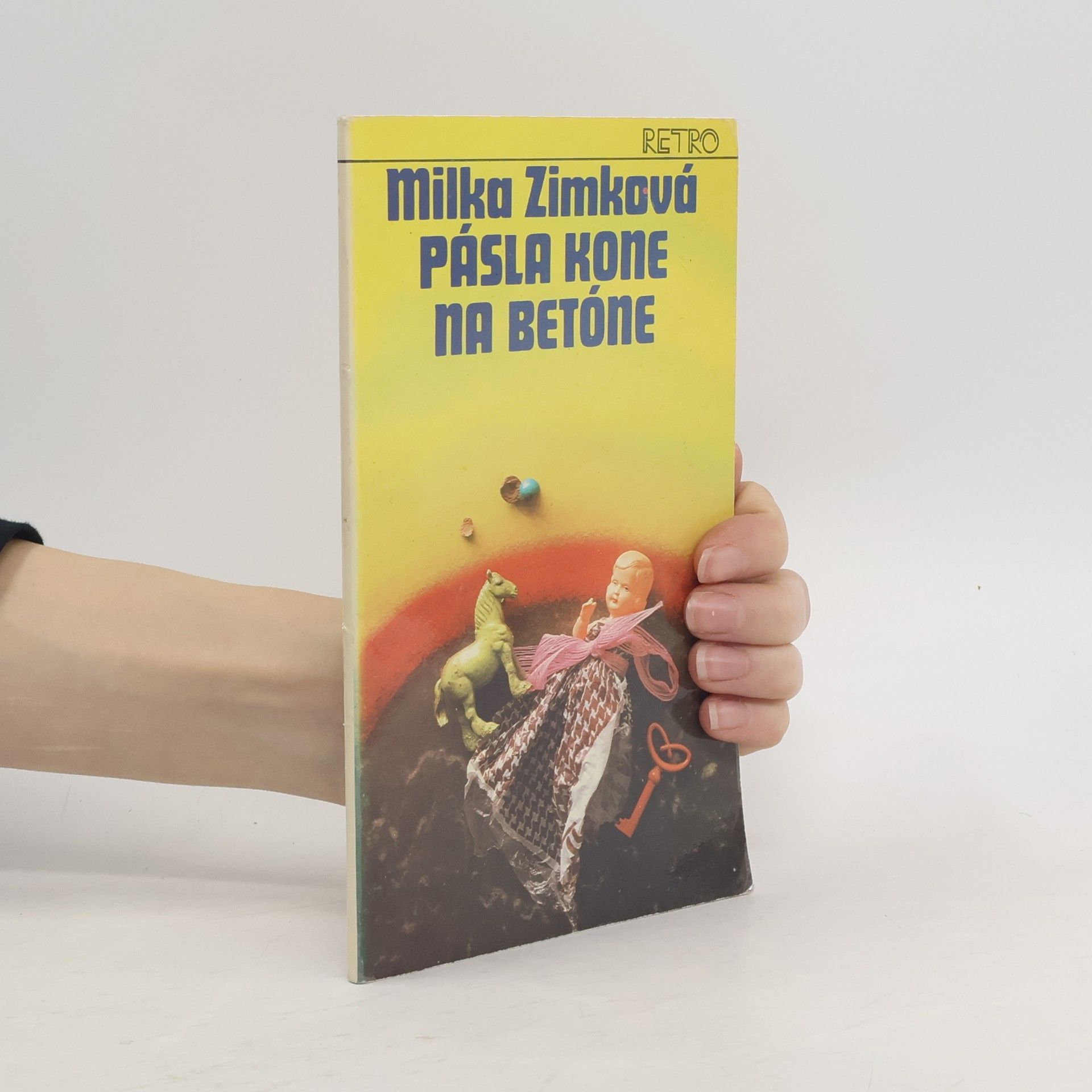 Pásla kone na betóne