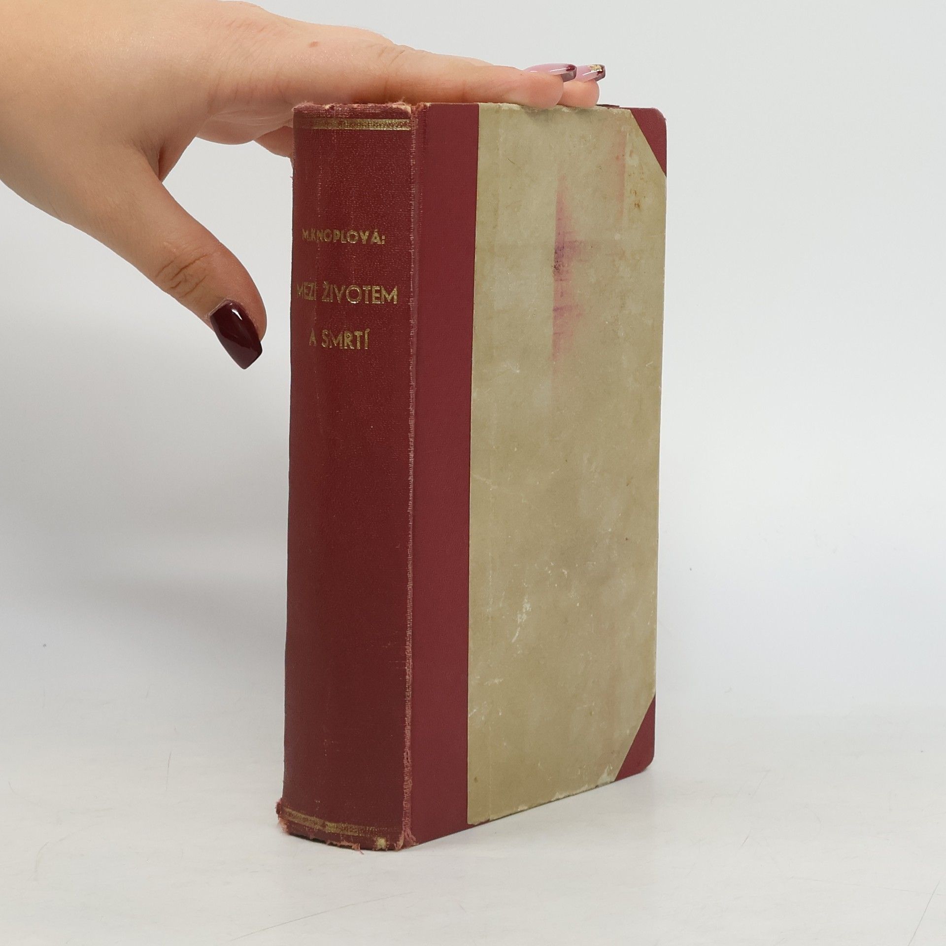 Máňa Knoplová Mezi životem a smrtí