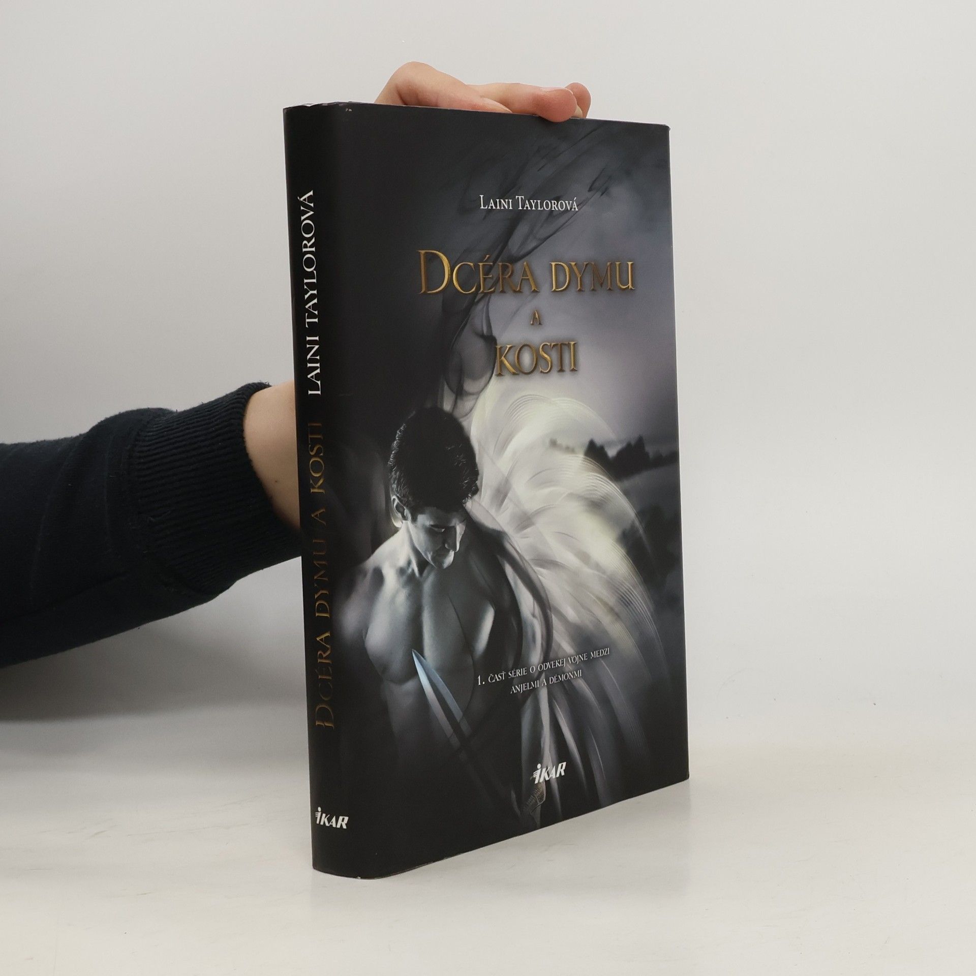 Laini Taylor Dcéra dymu a kostí
