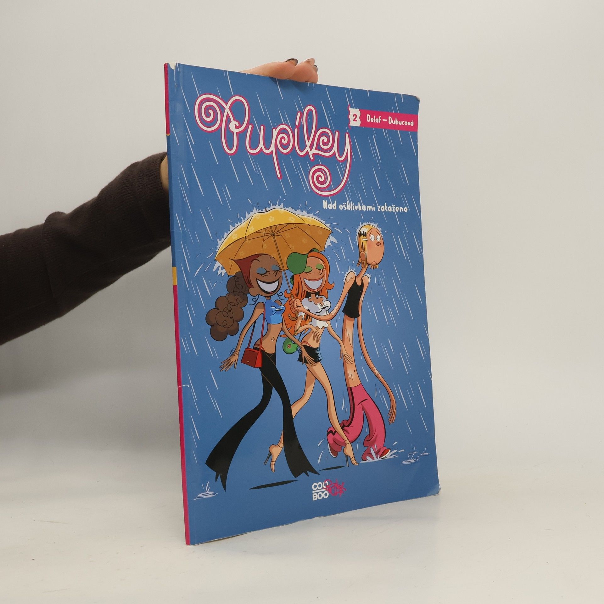 Pupíky. Nad ošklivkami zataženo