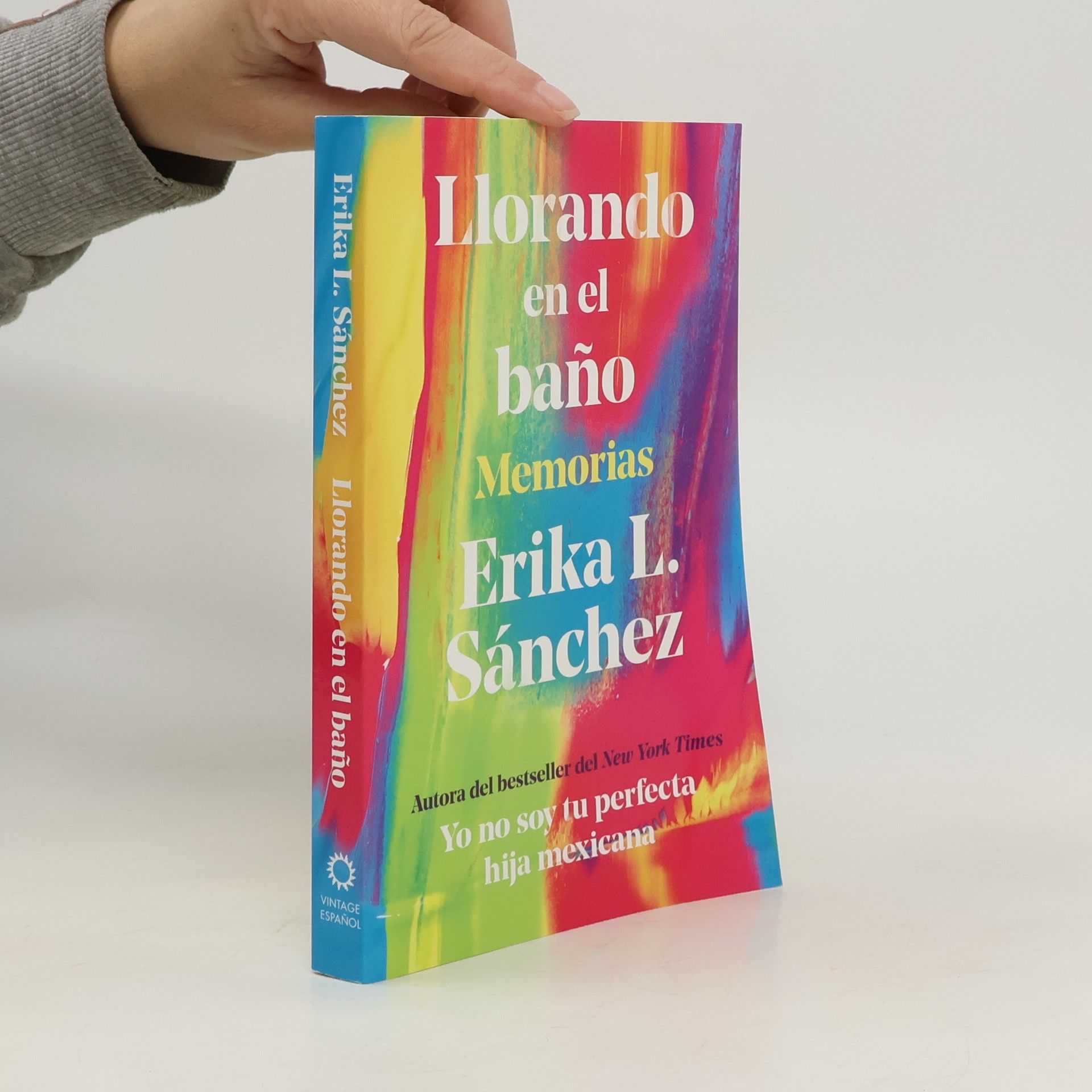 Erika L. Sánchez Llorando en el baño