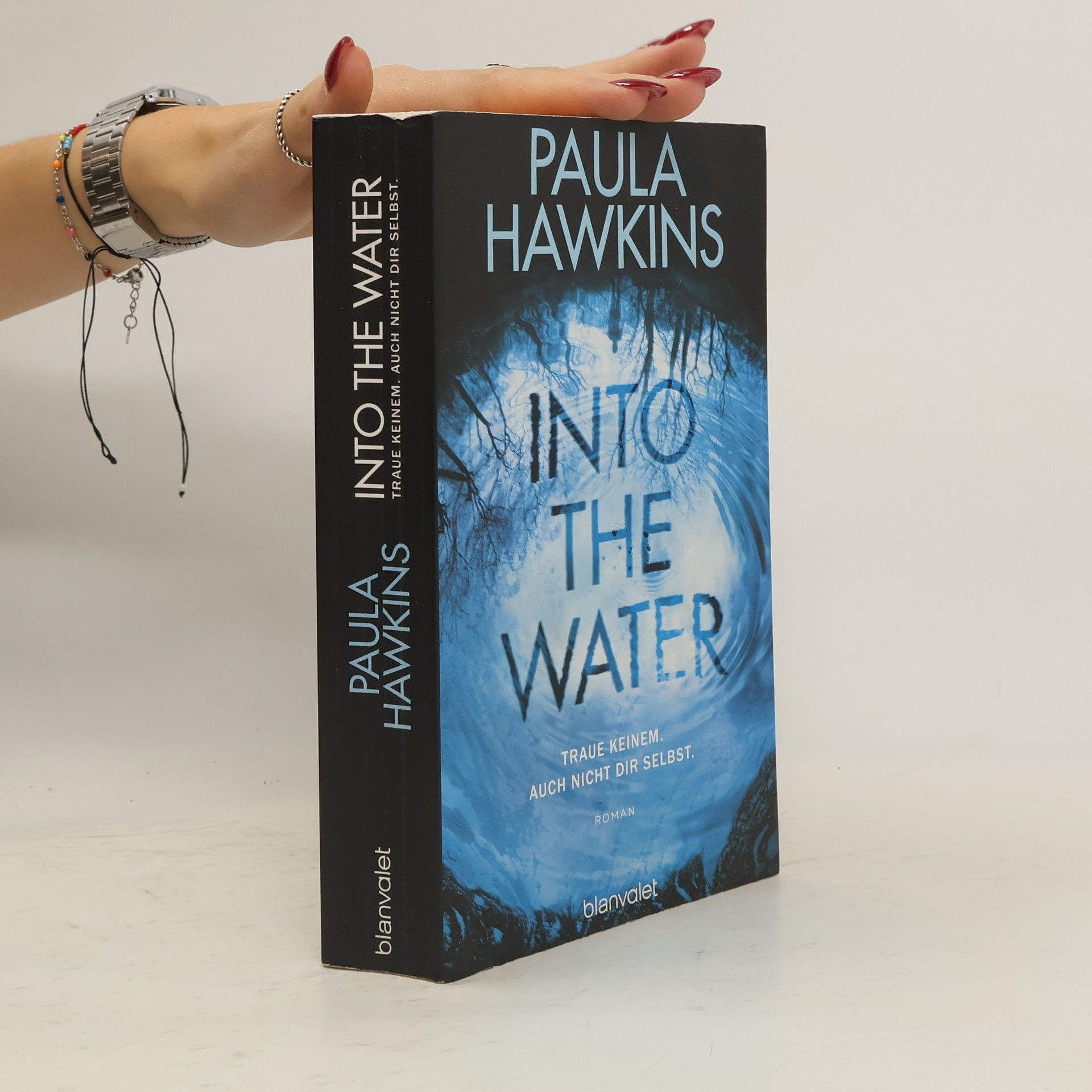 Paula Hawkins Into the Water