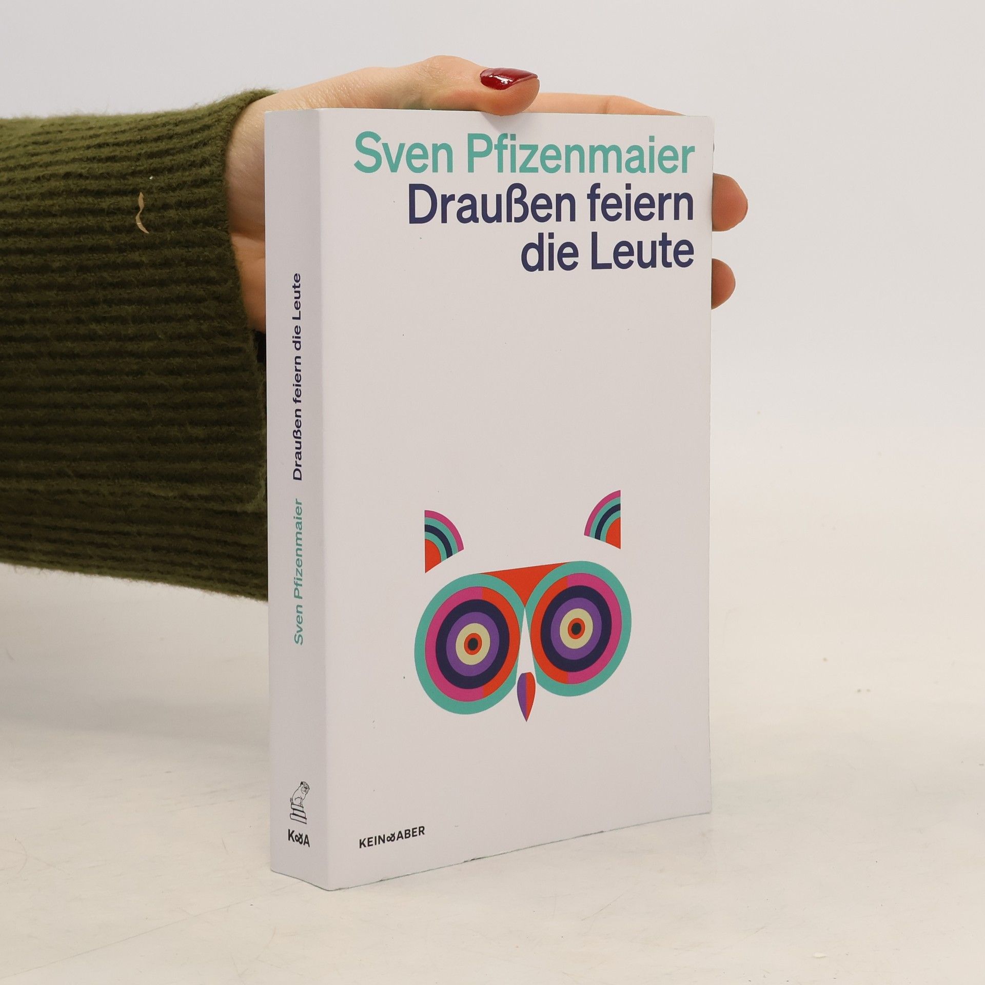 Sven Pfizenmaier Draußen feiern die Leute