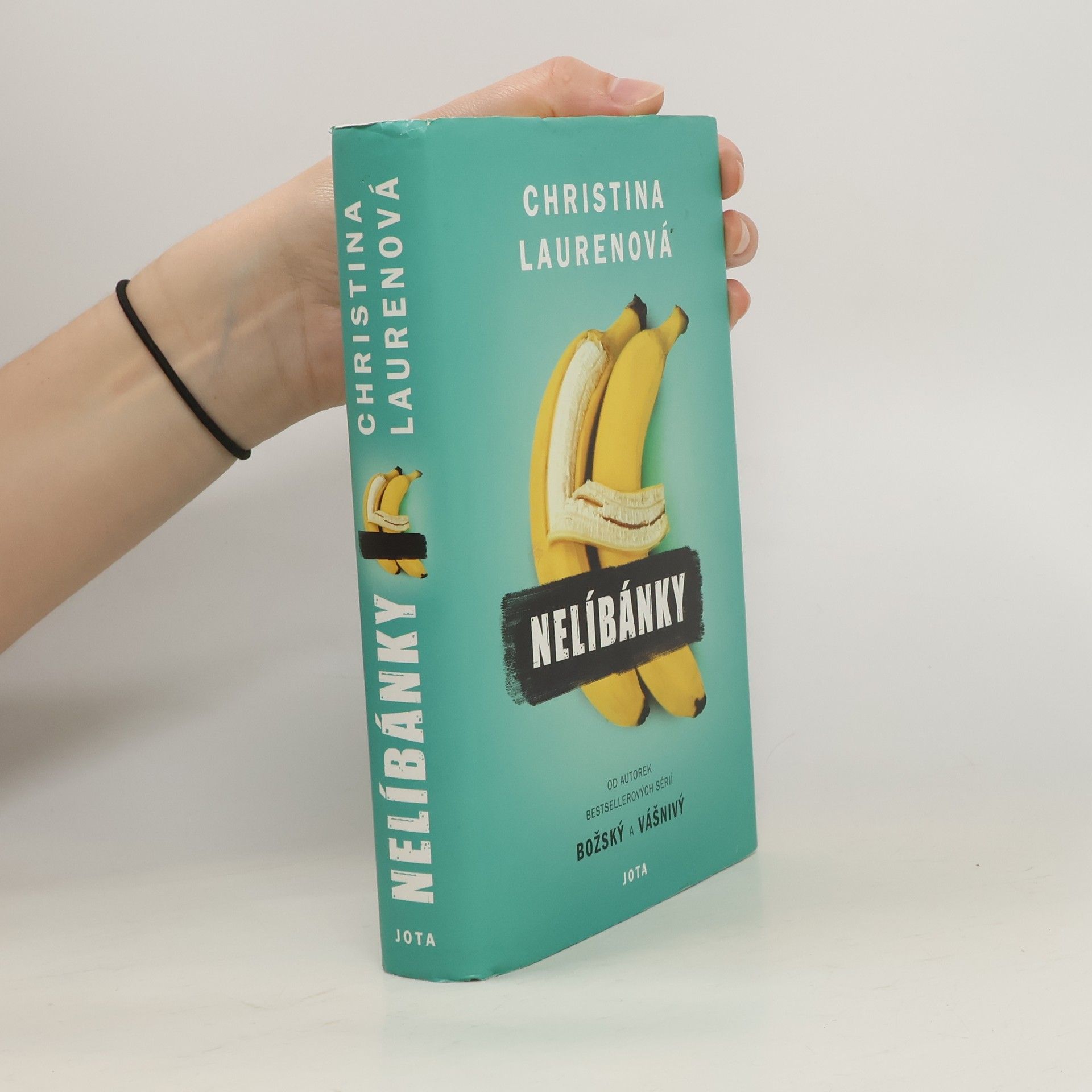 Christina Lauren Nelíbánky