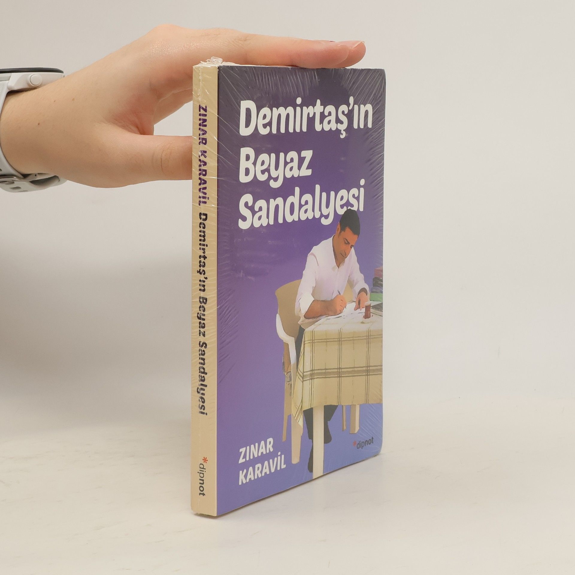 Zinar Karavil Demirtaş'ın Beyaz Sandalyesi