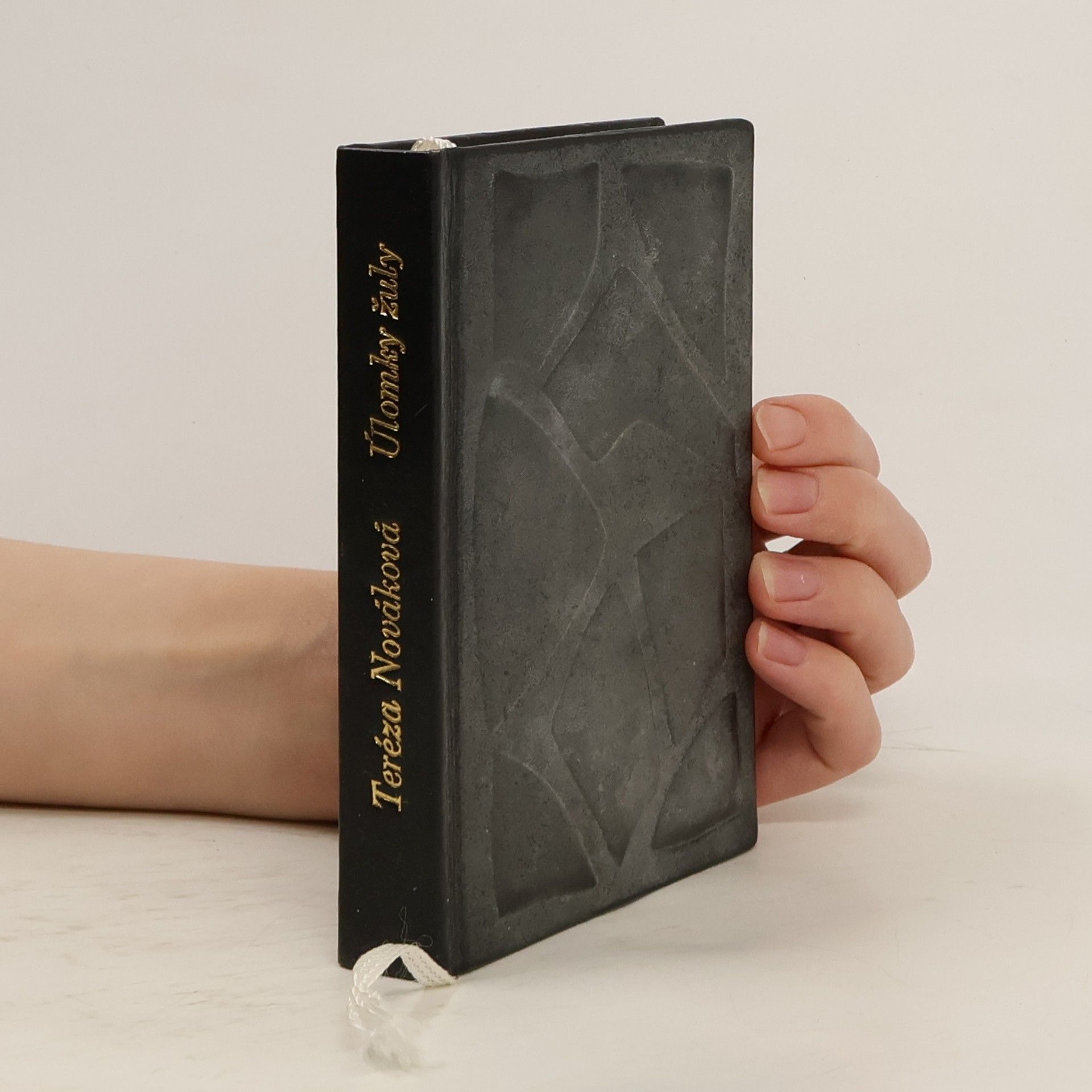 Věra Vrzalová Úlomky žuly. Výbor