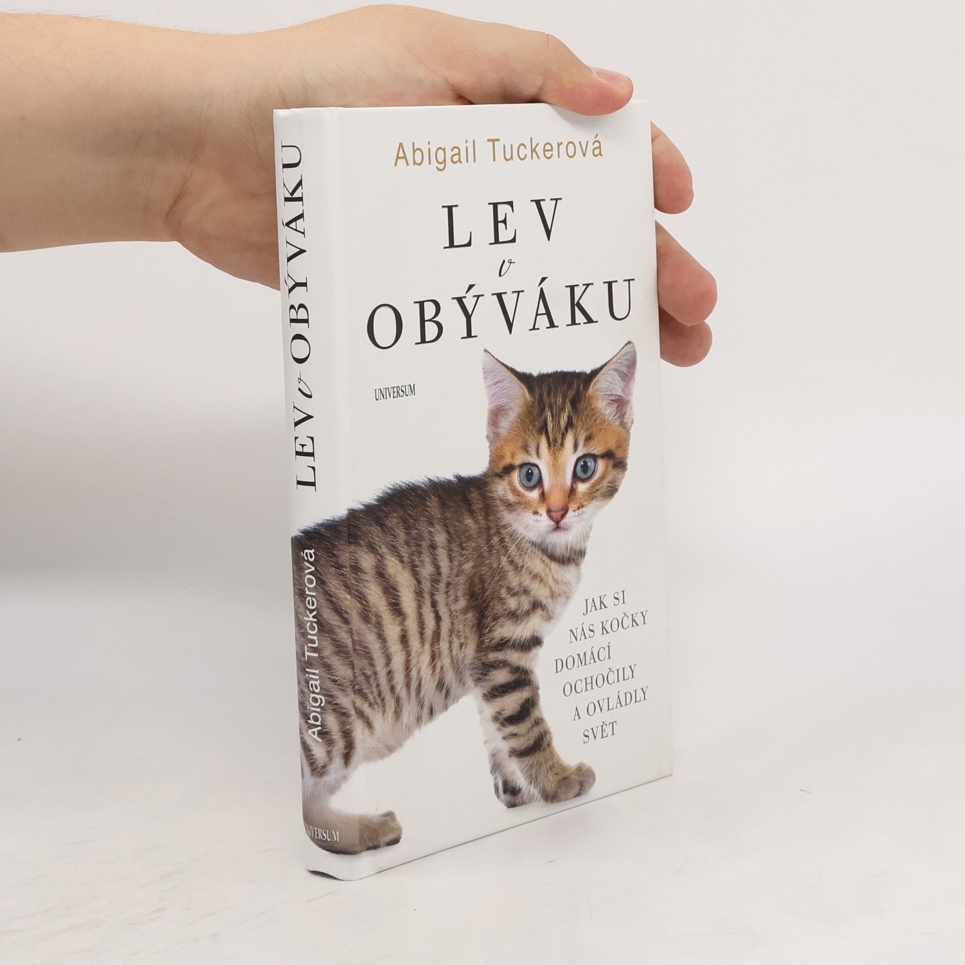 Lev v obýváku: Jak si nás kočky domácí ochočily a ovládly svět