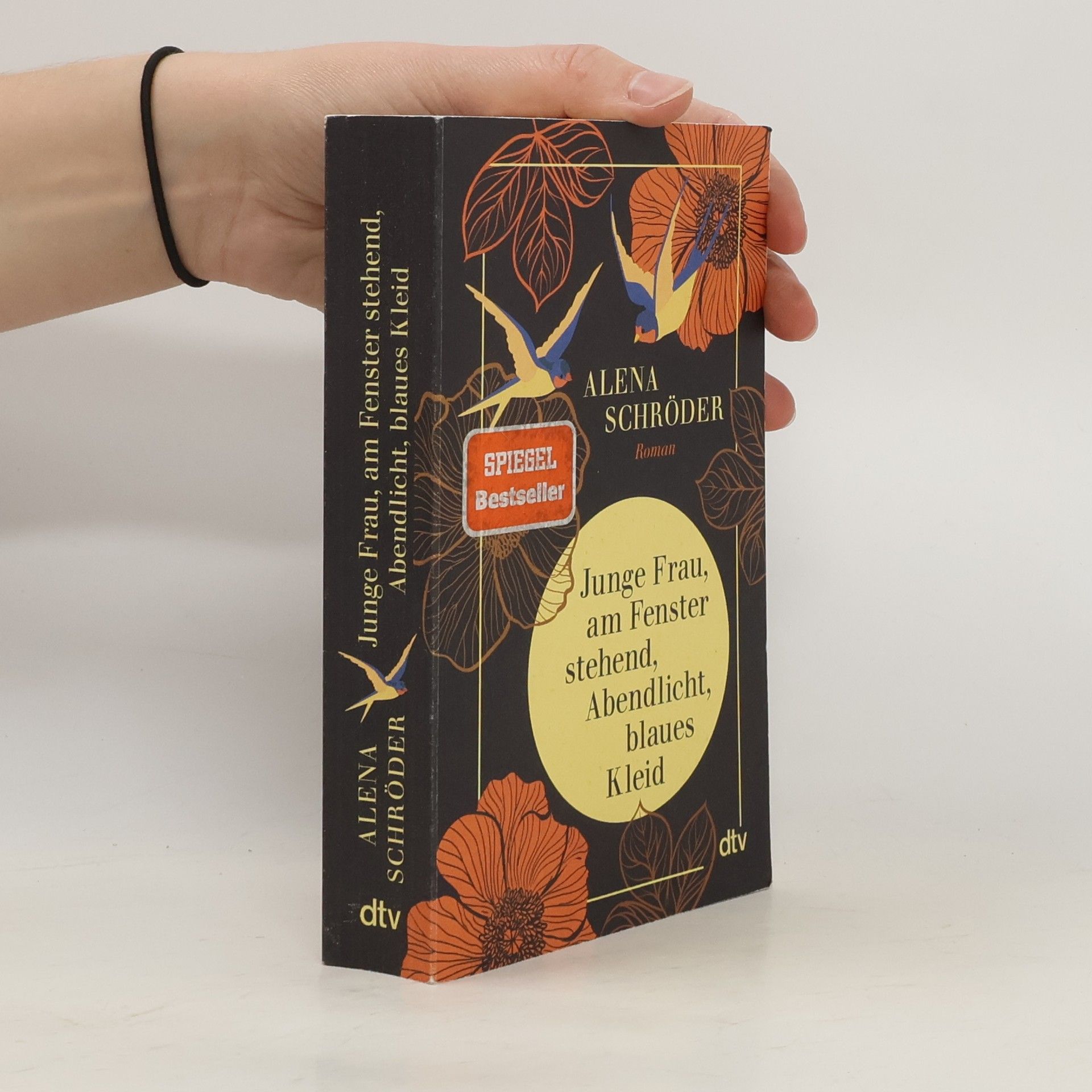 Junge Frau, am Fenster, stehend, Abendlicht, blaues Kleid