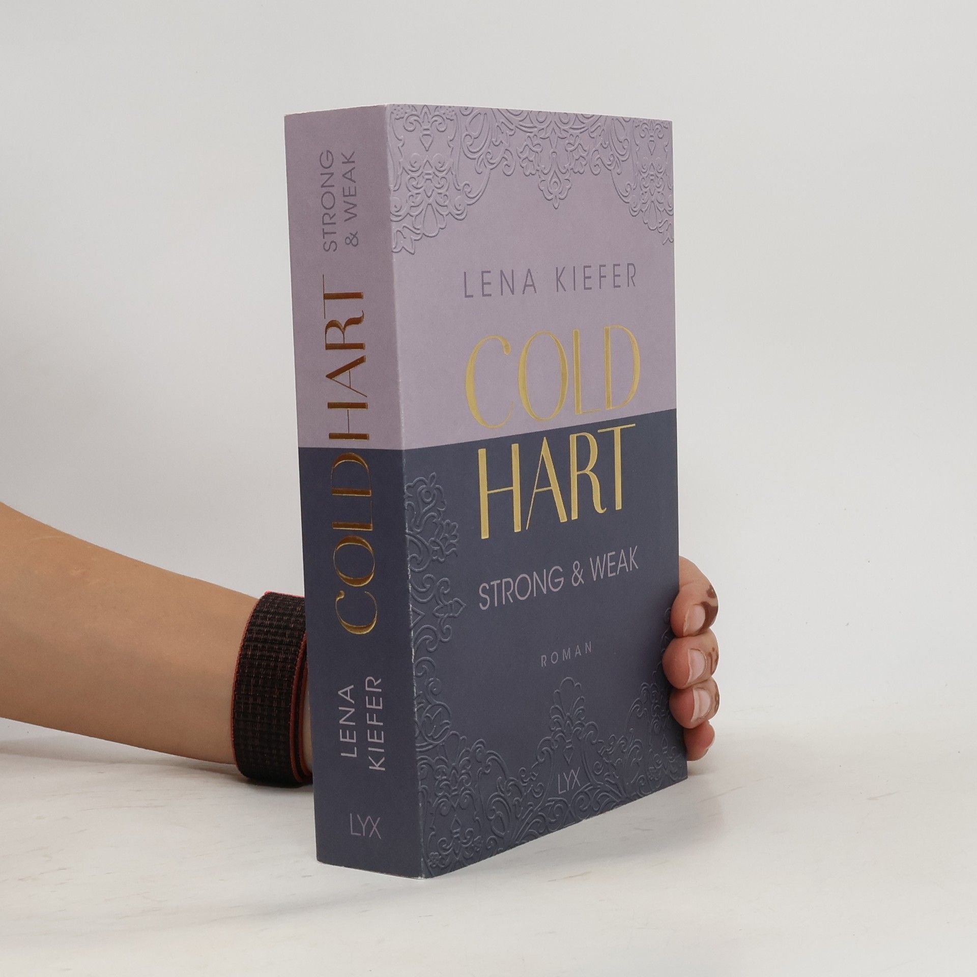Lena Kiefer Strong & Weak