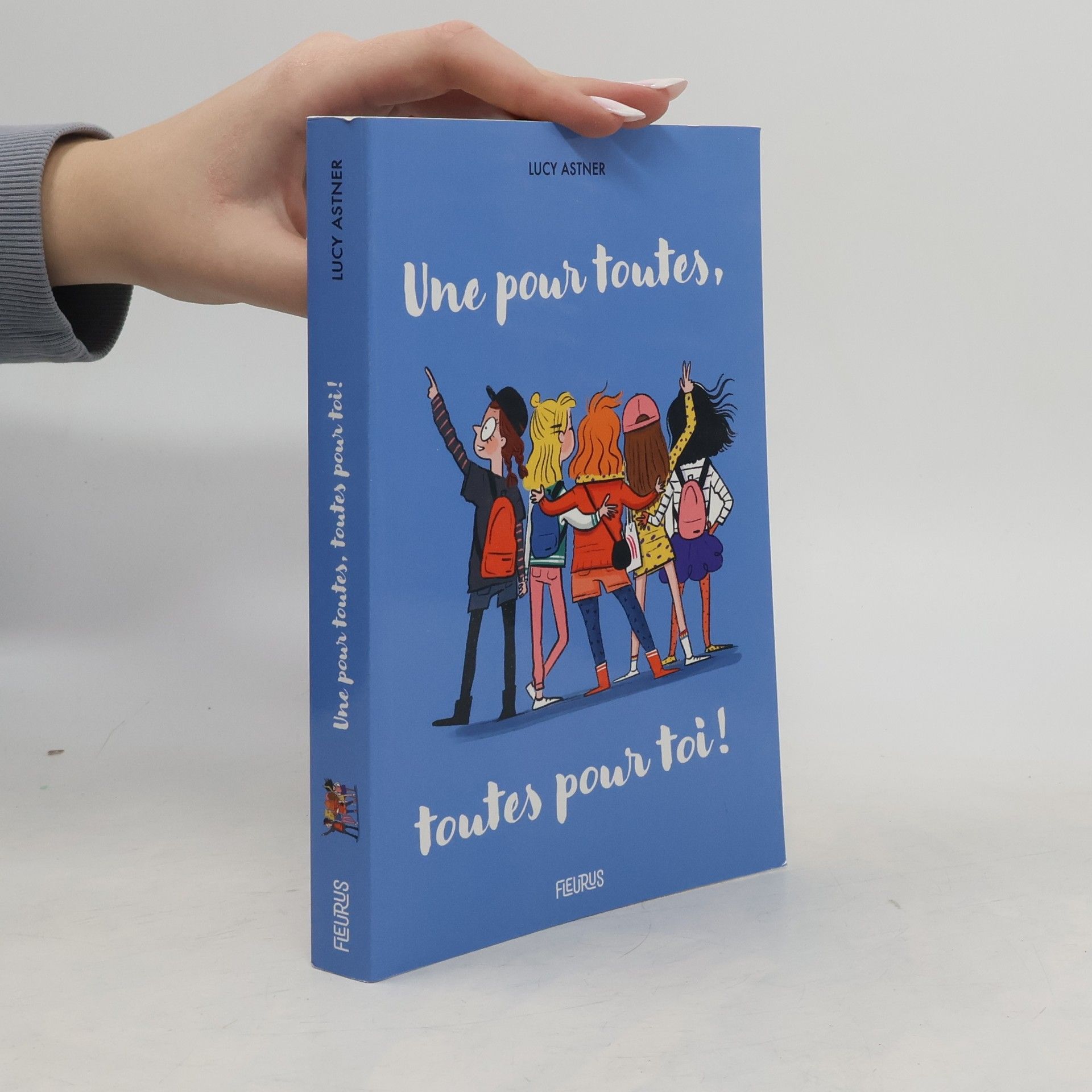 Lucy Astner Une pour toutes, toutes pour toi!