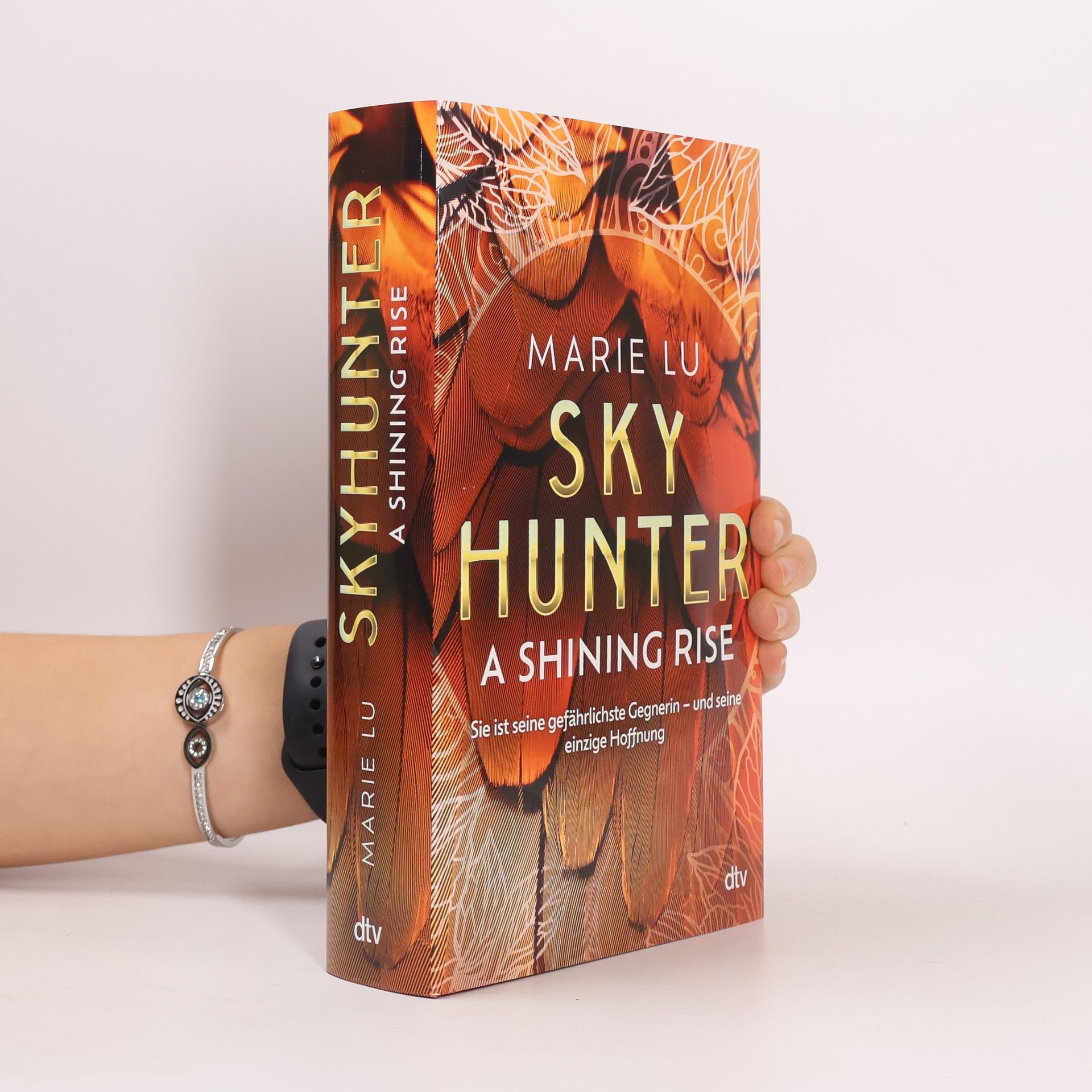 Marie Lu Skyhunter. A Shining Rise