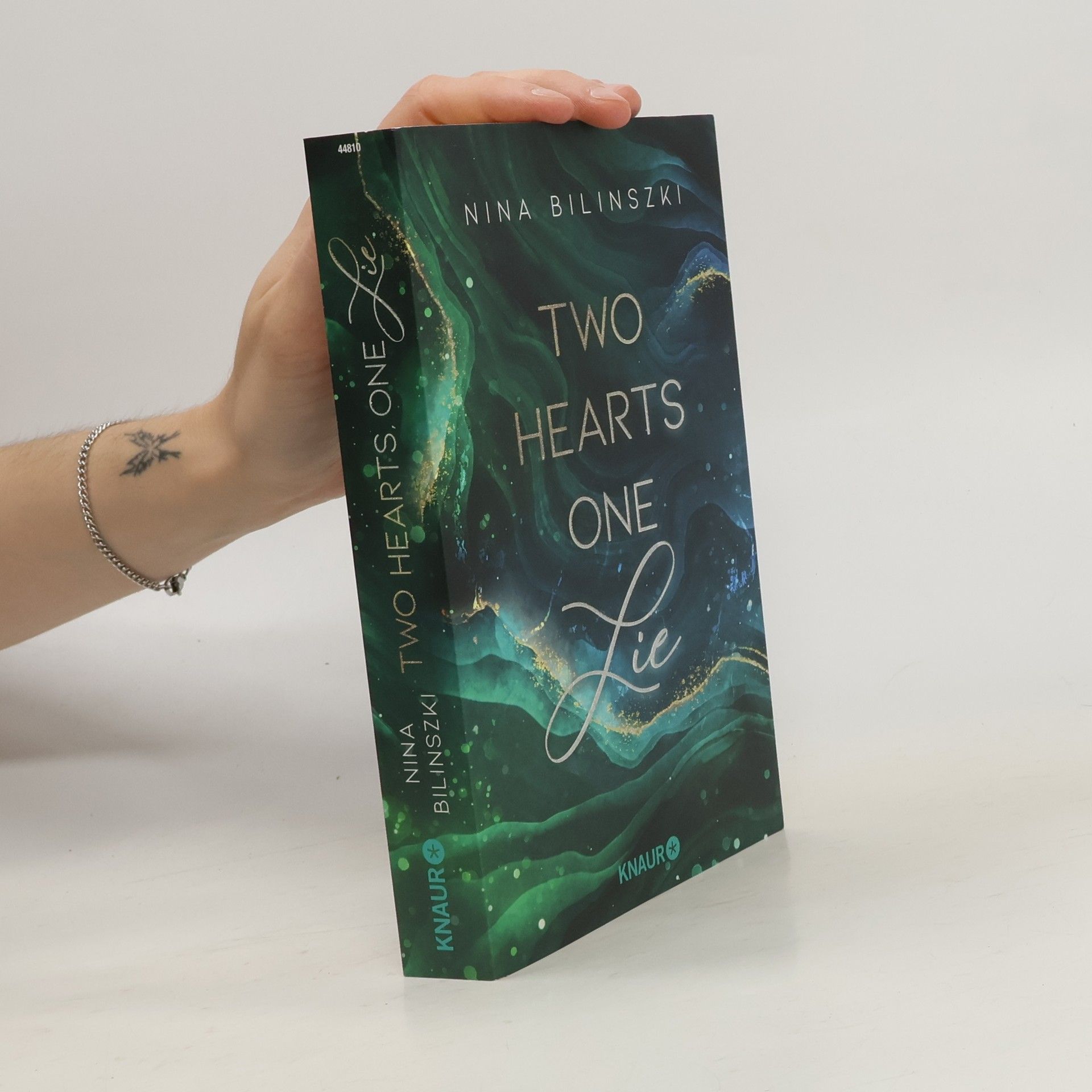 Two Hearts, One Lie. Roman