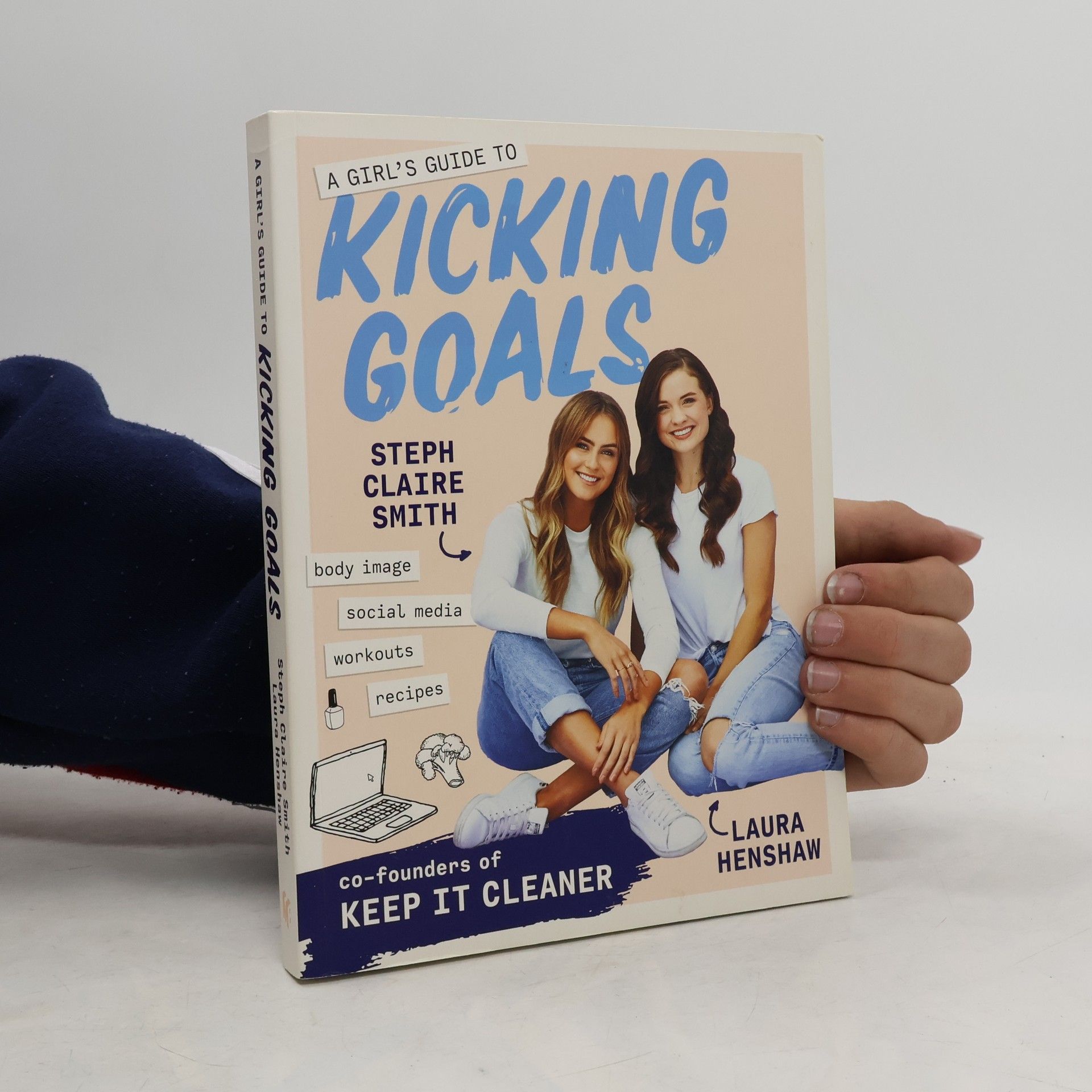 Laura Henshaw A Girl's Guide to Kicking Goals