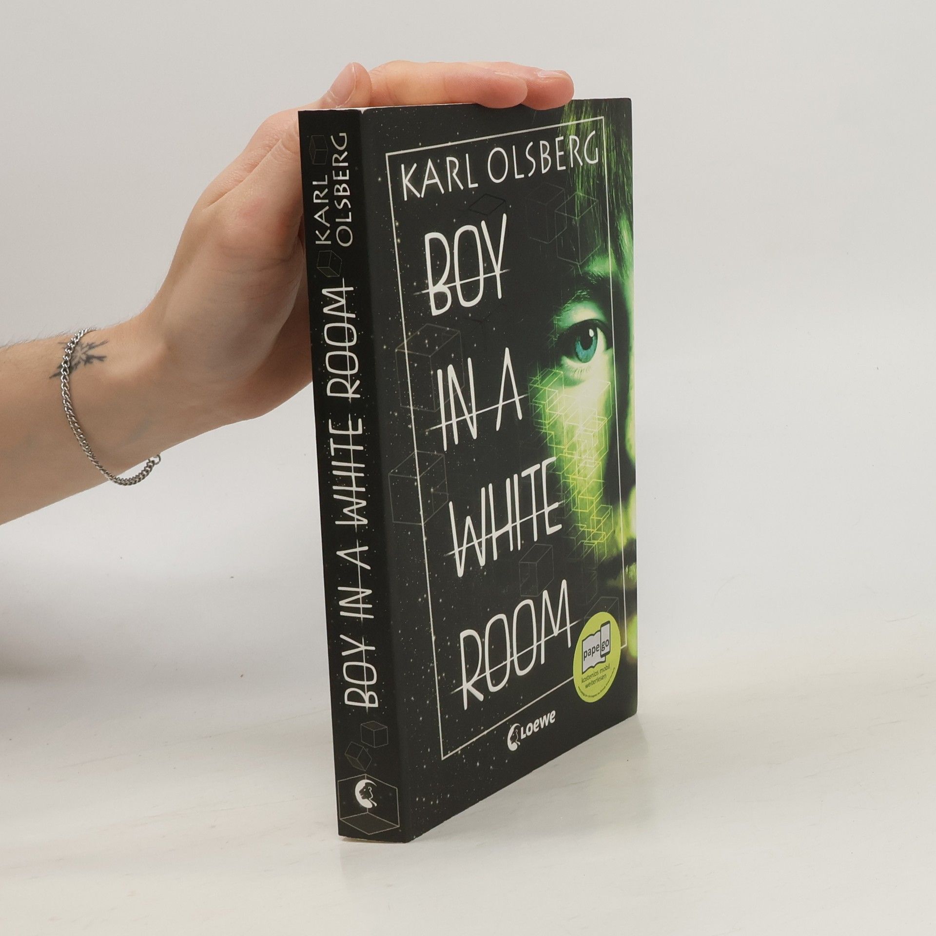 Karl Olsberg Boy in a white room