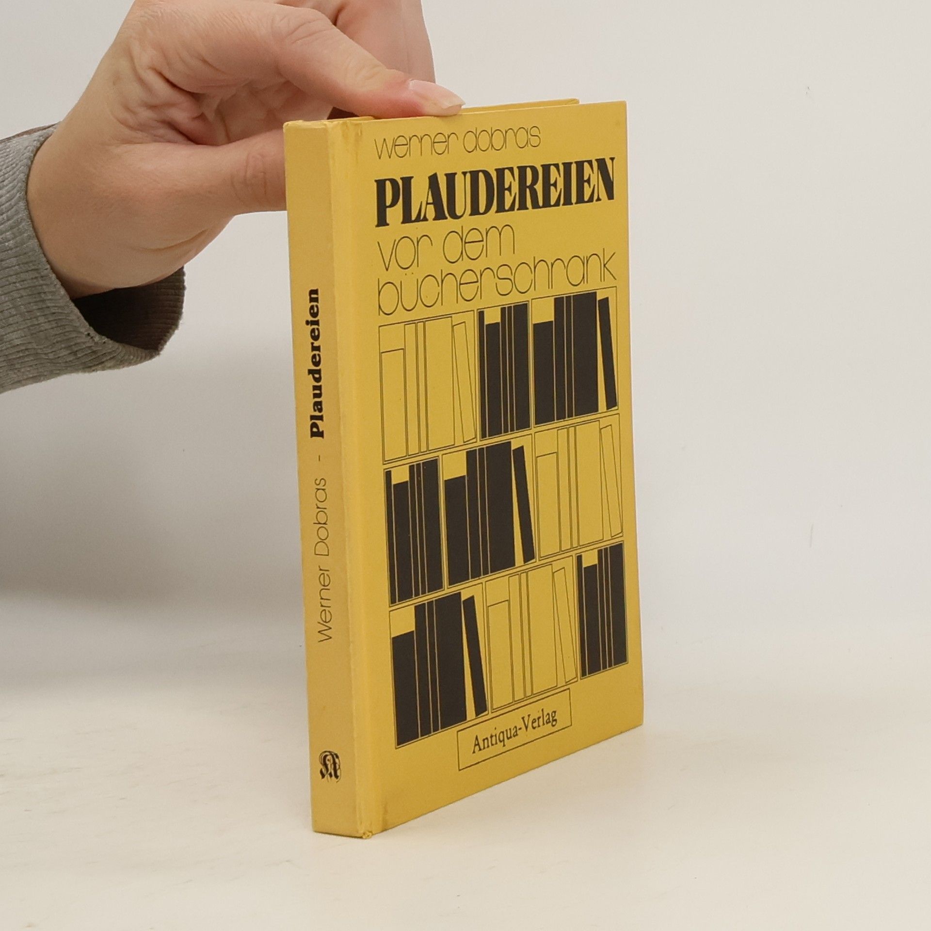 Plaudereien vor dem Bücherschrank
