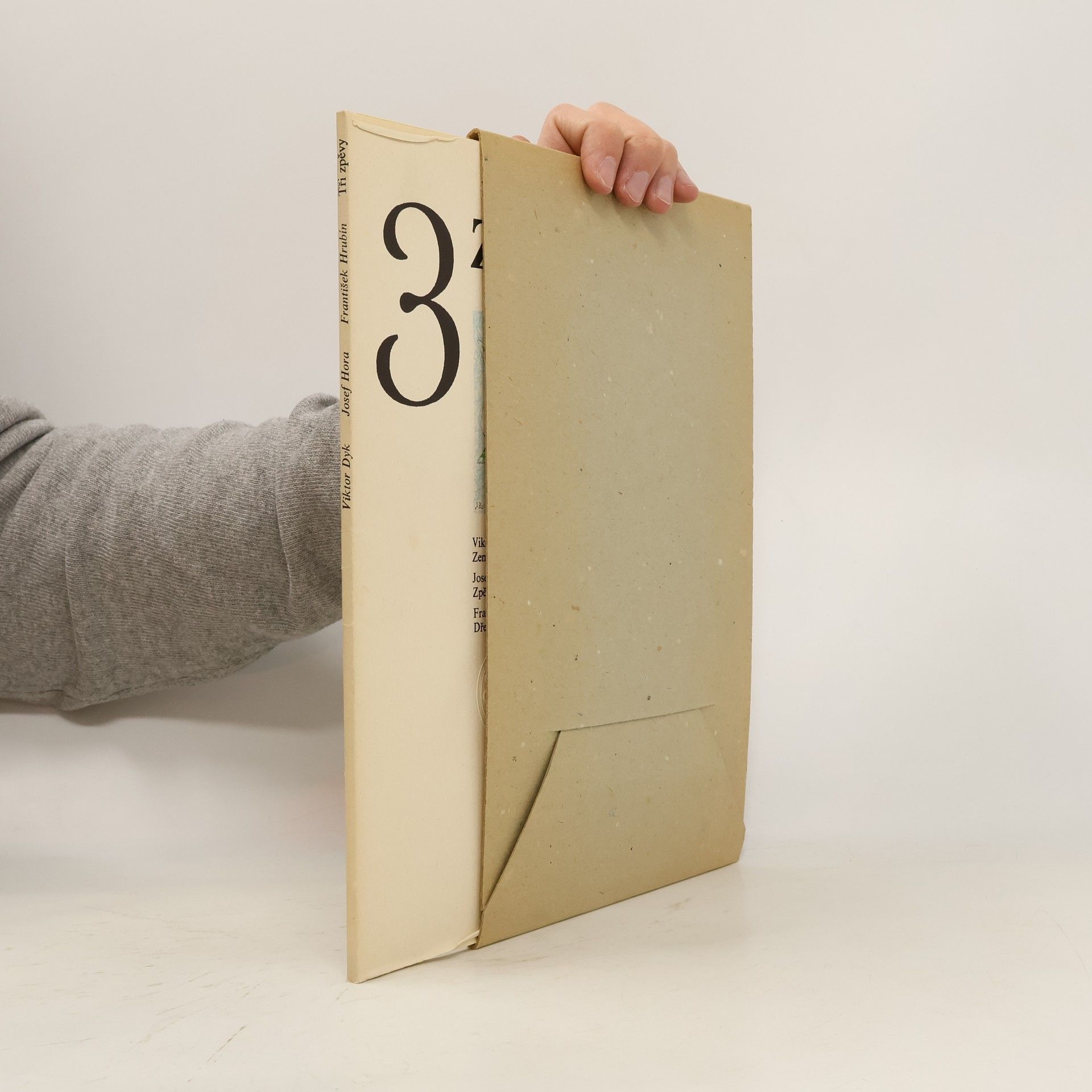 3 zpěvy: Země mluví. Zpěv rodné zemi. Dřevo se listem odív