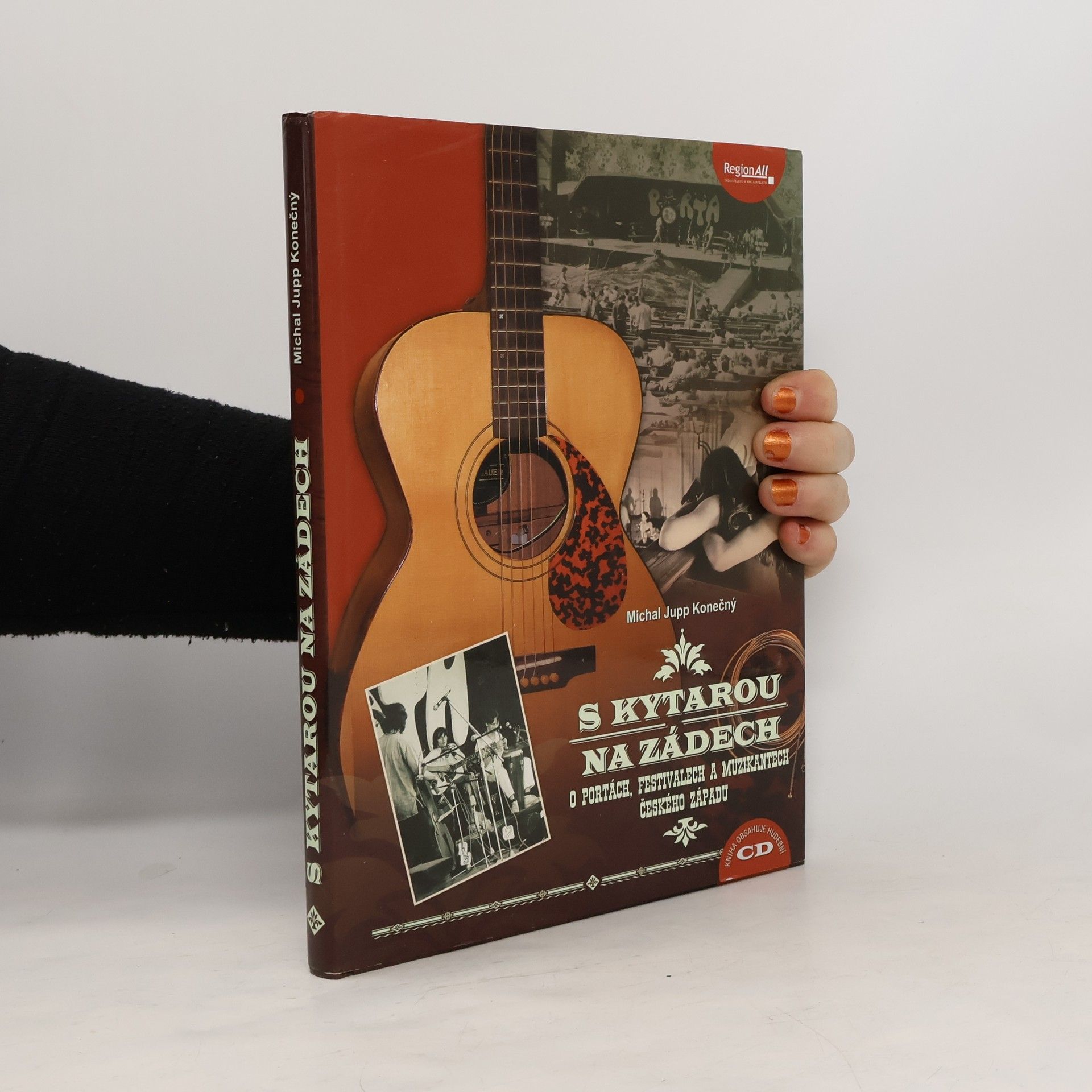 Michal Jupp Konečný S kytarou na zádech