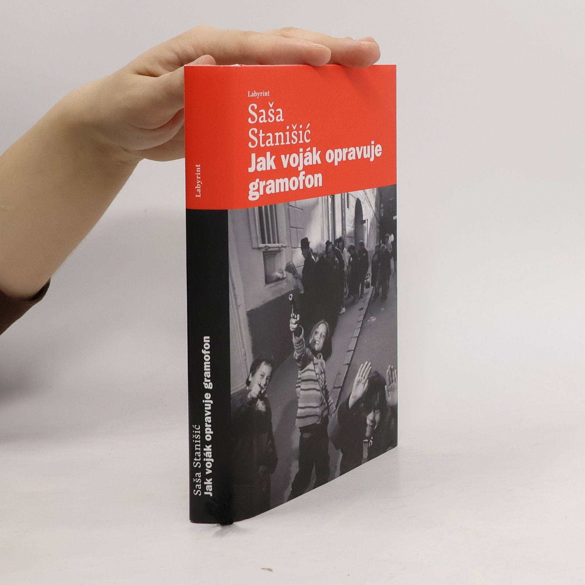 Jak voják opravuje gramofon