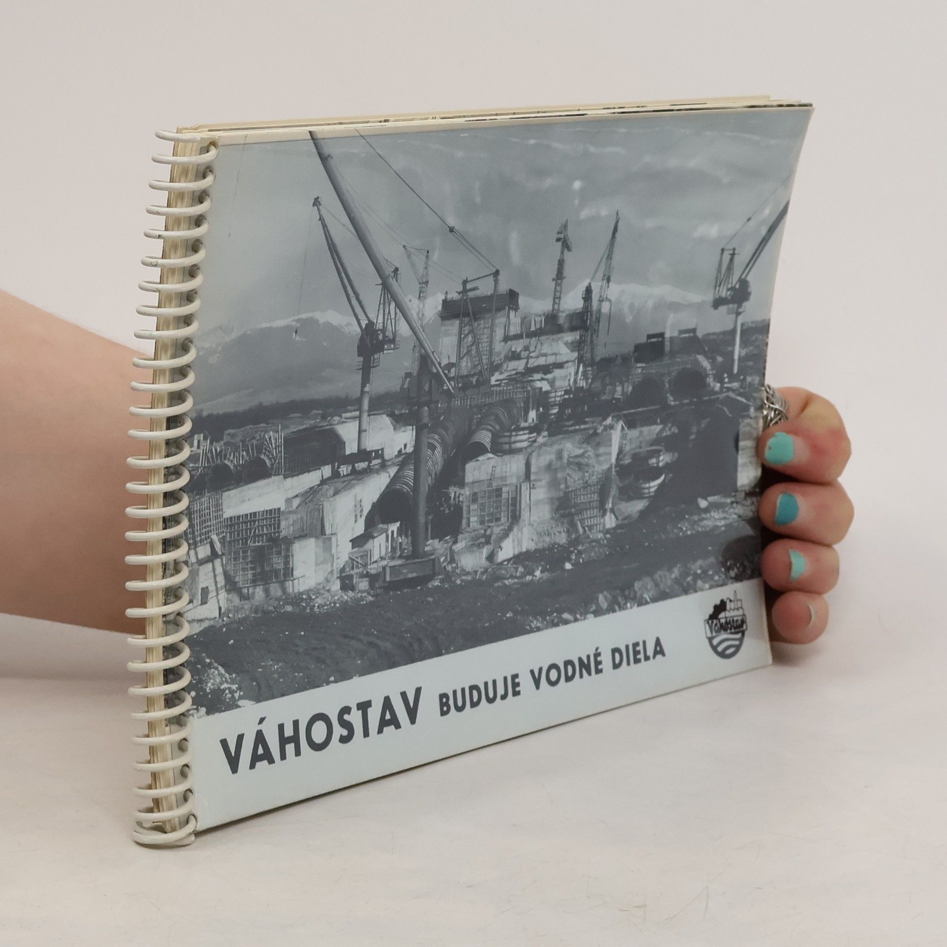 Collectif d'auteurs Váhostav buduje vodné diela