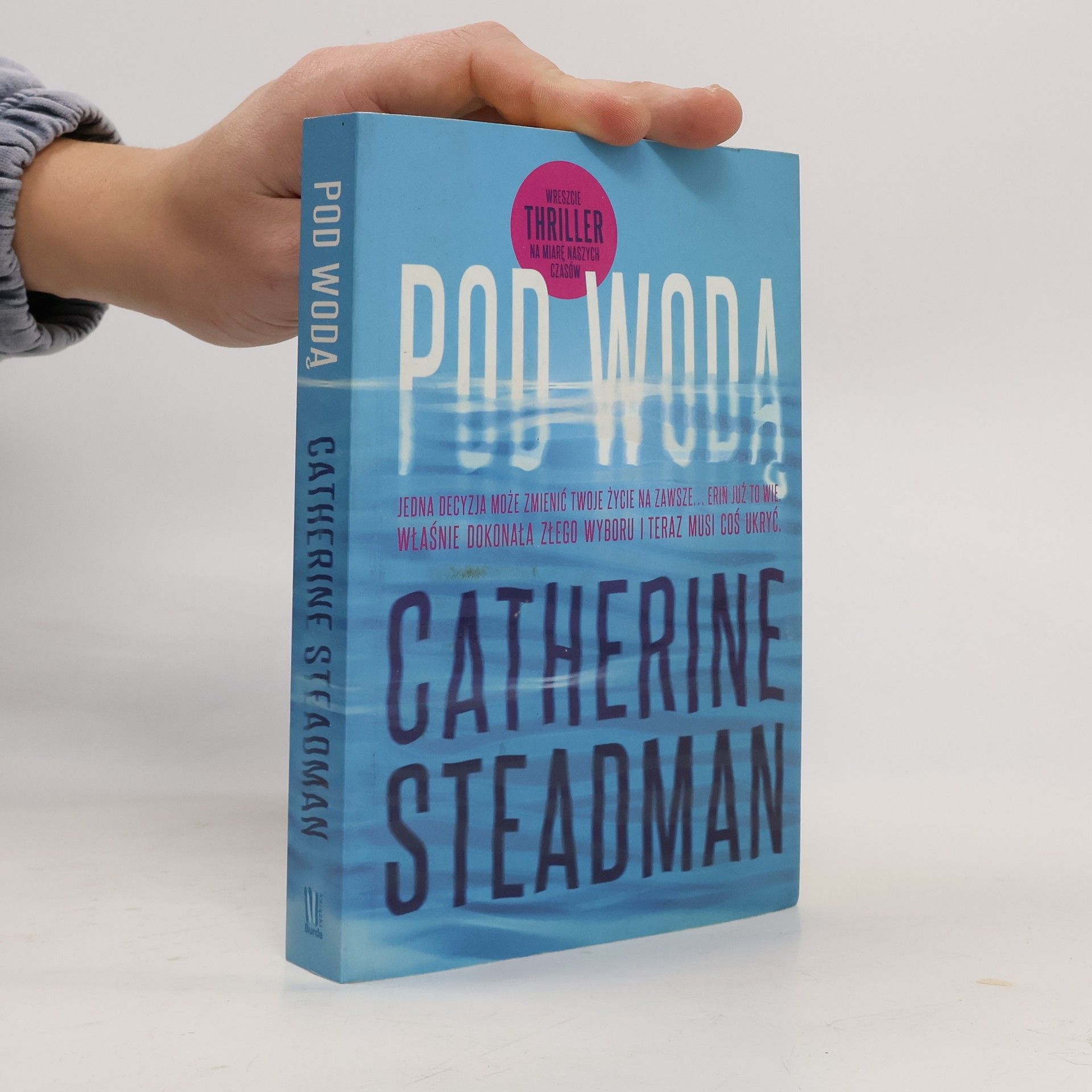 Pod wodą - skladem, lehce poškozený kus