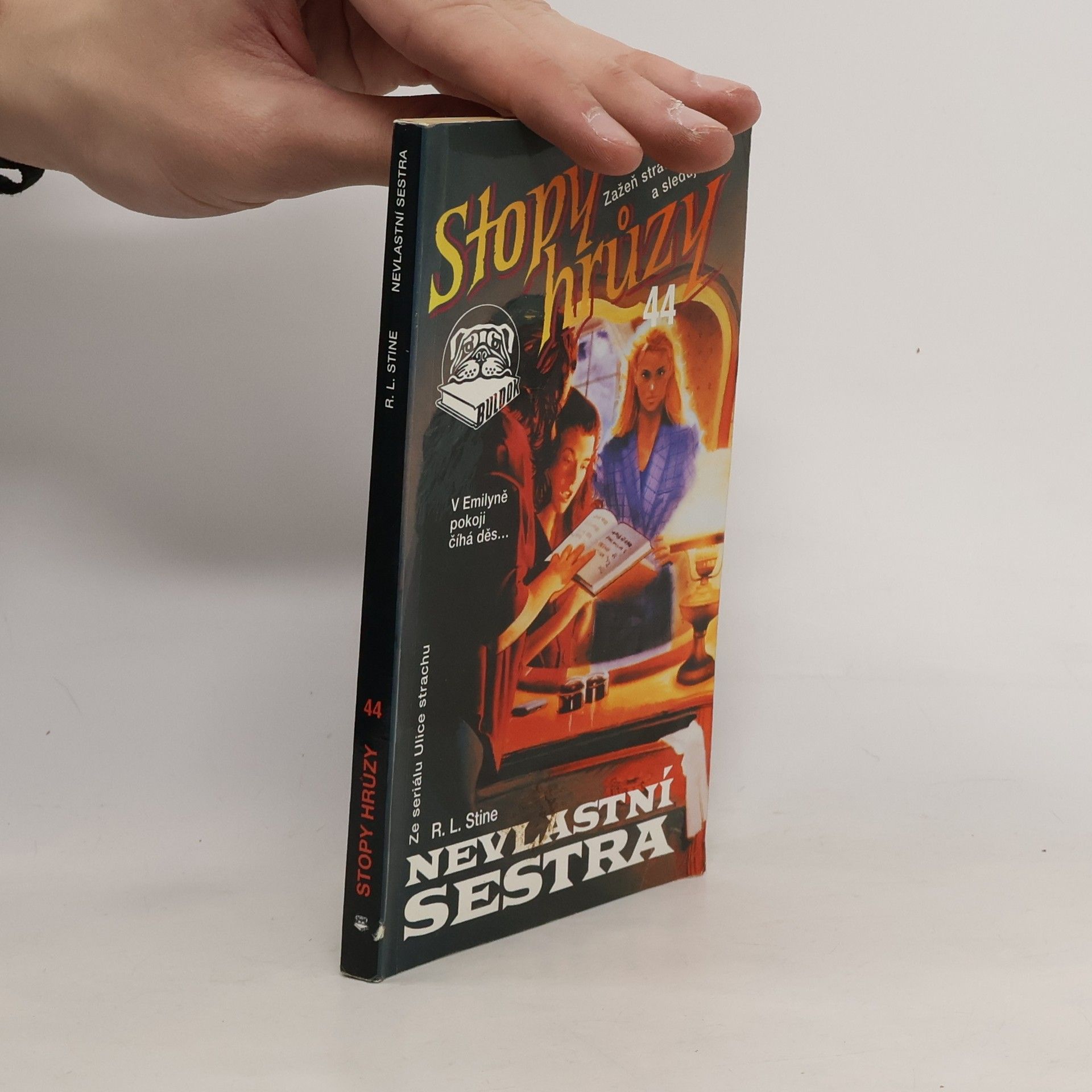 R. L. Stine Nevlastní sestra. Stopy hrůzy 44