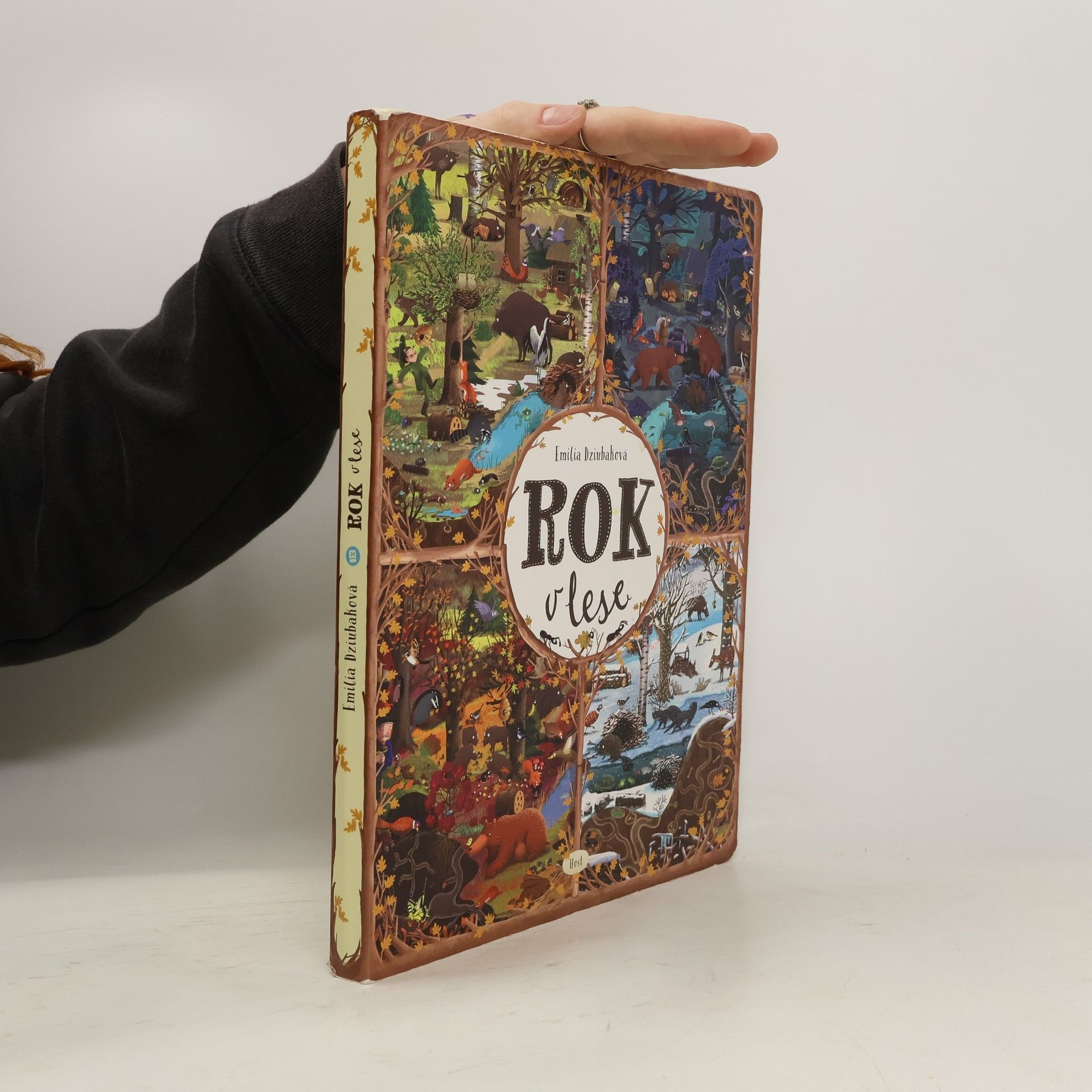 Emilia Dziubak Rok v lese
