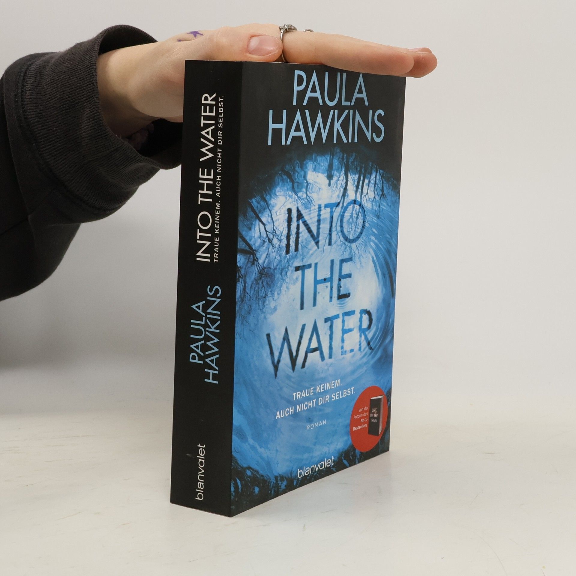Paula Hawkins Into the Water