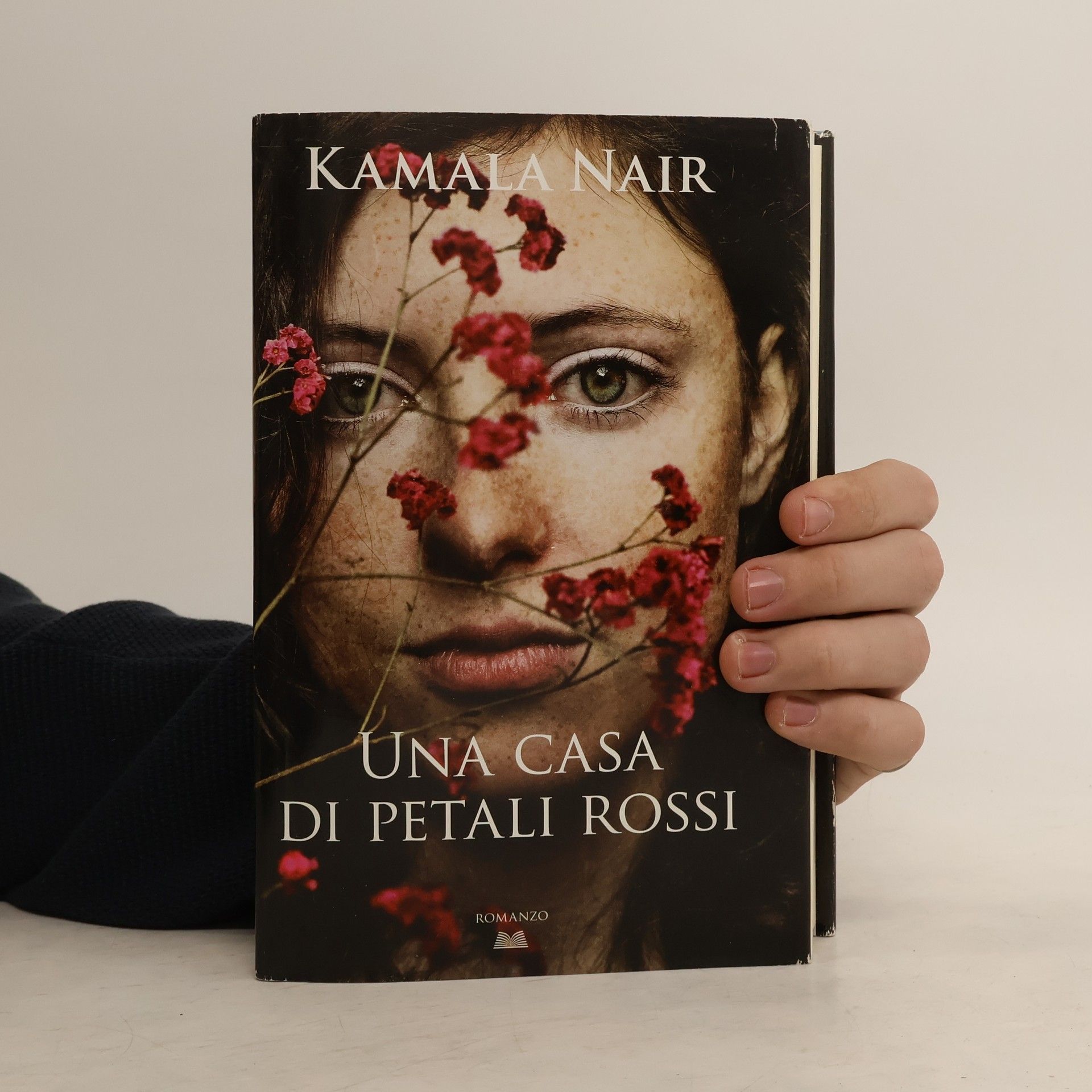 Una casa di petali rossi