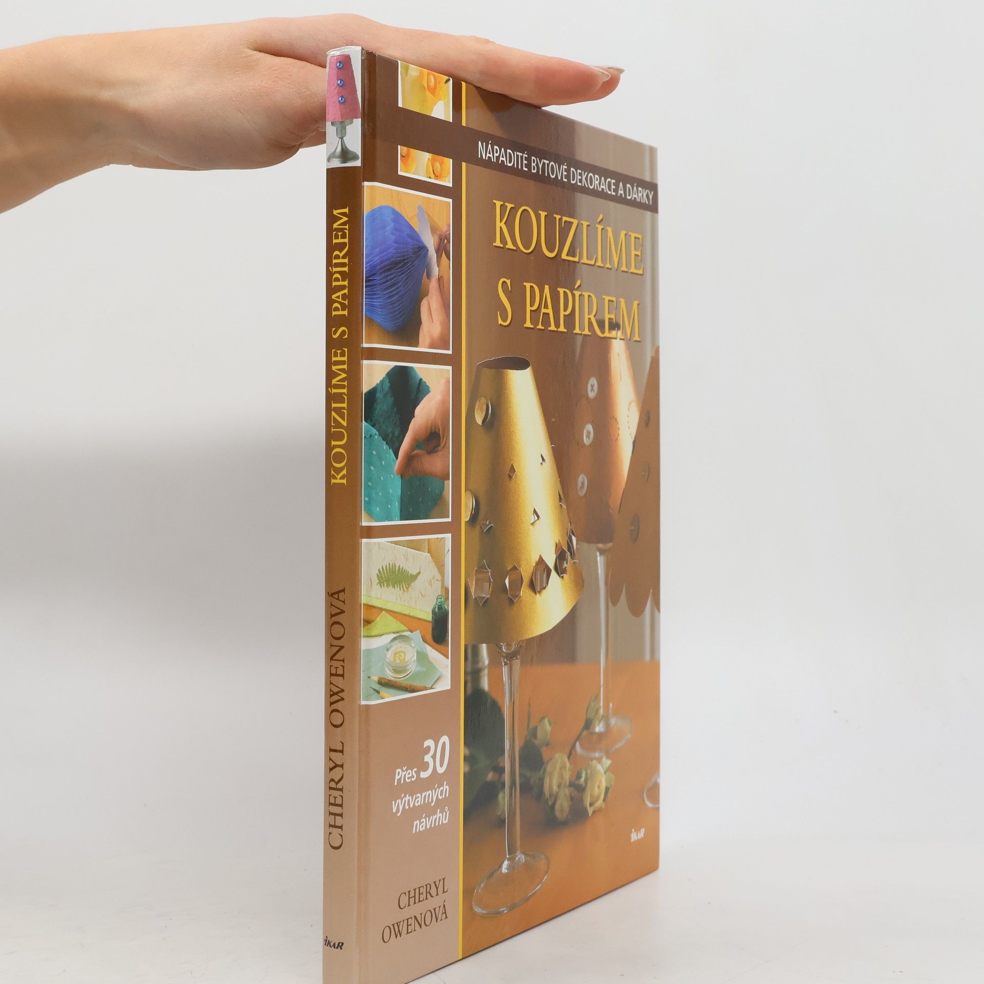 Cheryl Owen Kouzlíme s papírem