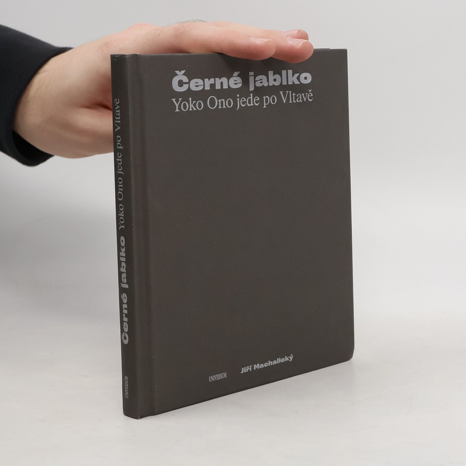 Jiří Machalický Černé jablko. Yoko Ono jede po Vltavě