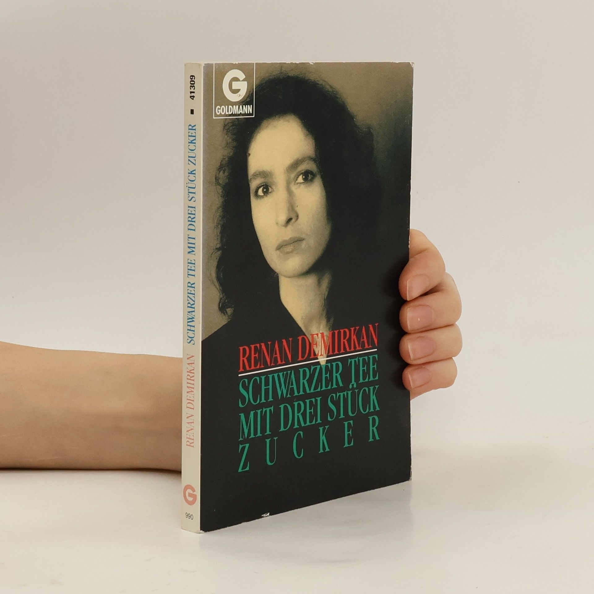 Schwarzer Tee mit drei Stück Zucker