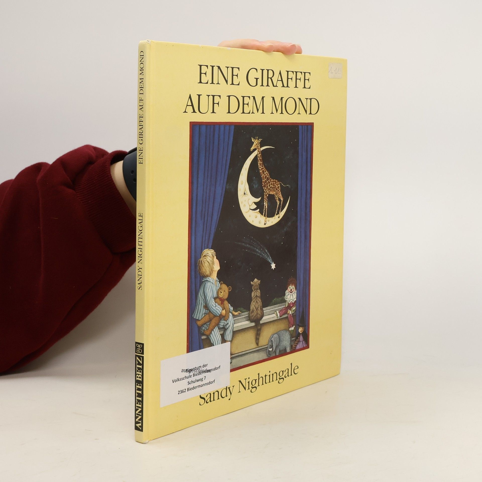 Eine Giraffe auf dem Mond