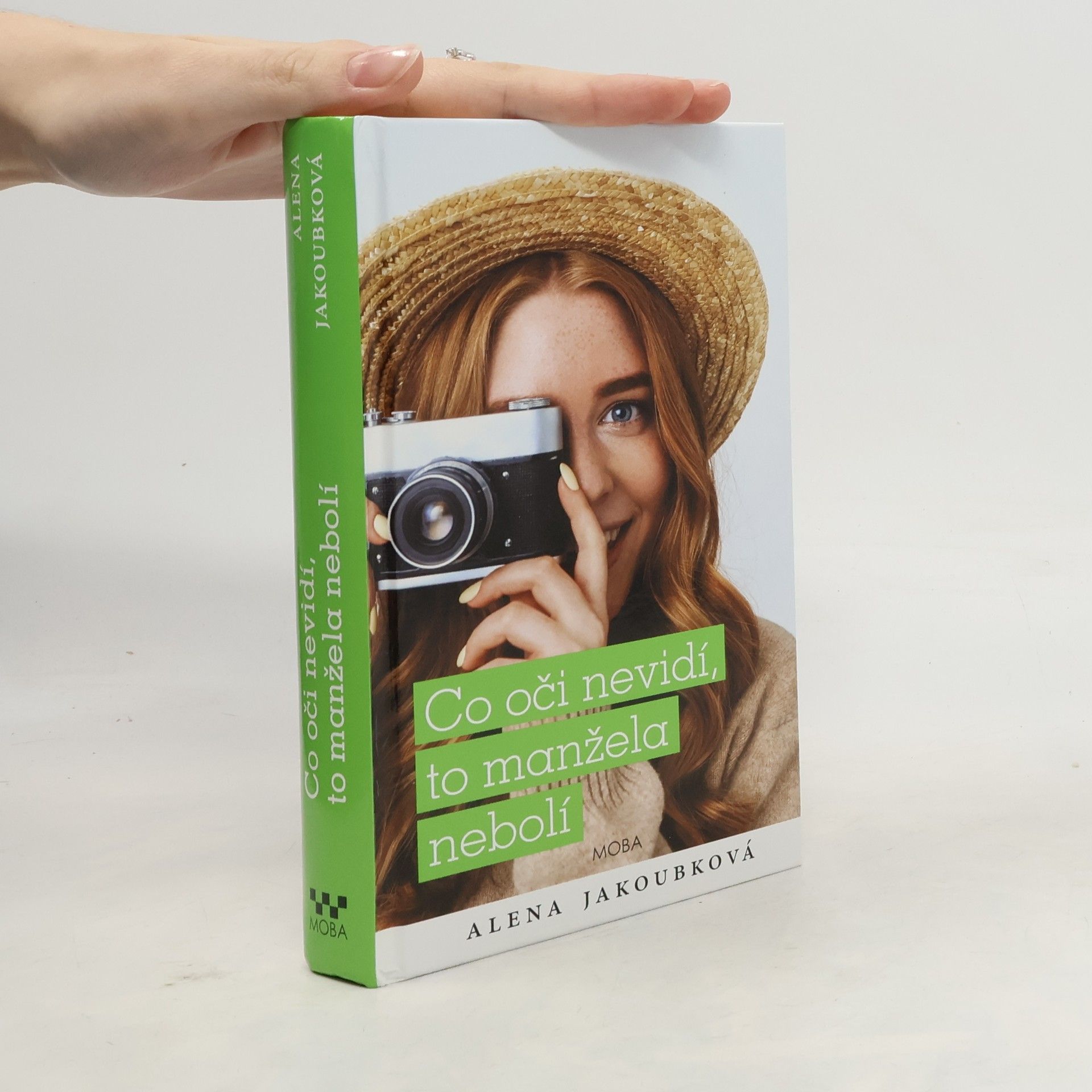 Aliena de Longhe Co oči nevidí, to manžela nebolí