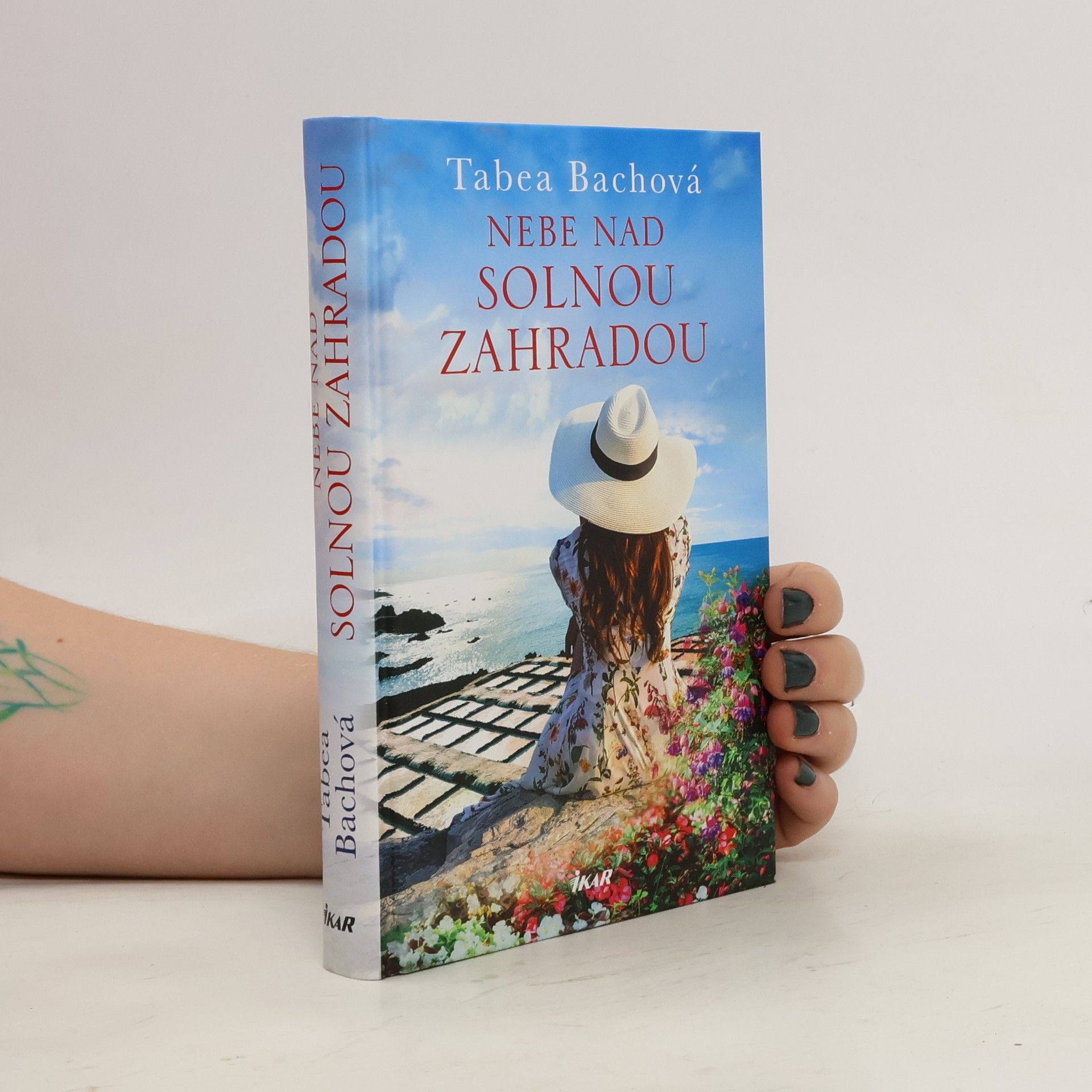 Nebe nad solnou zahradou