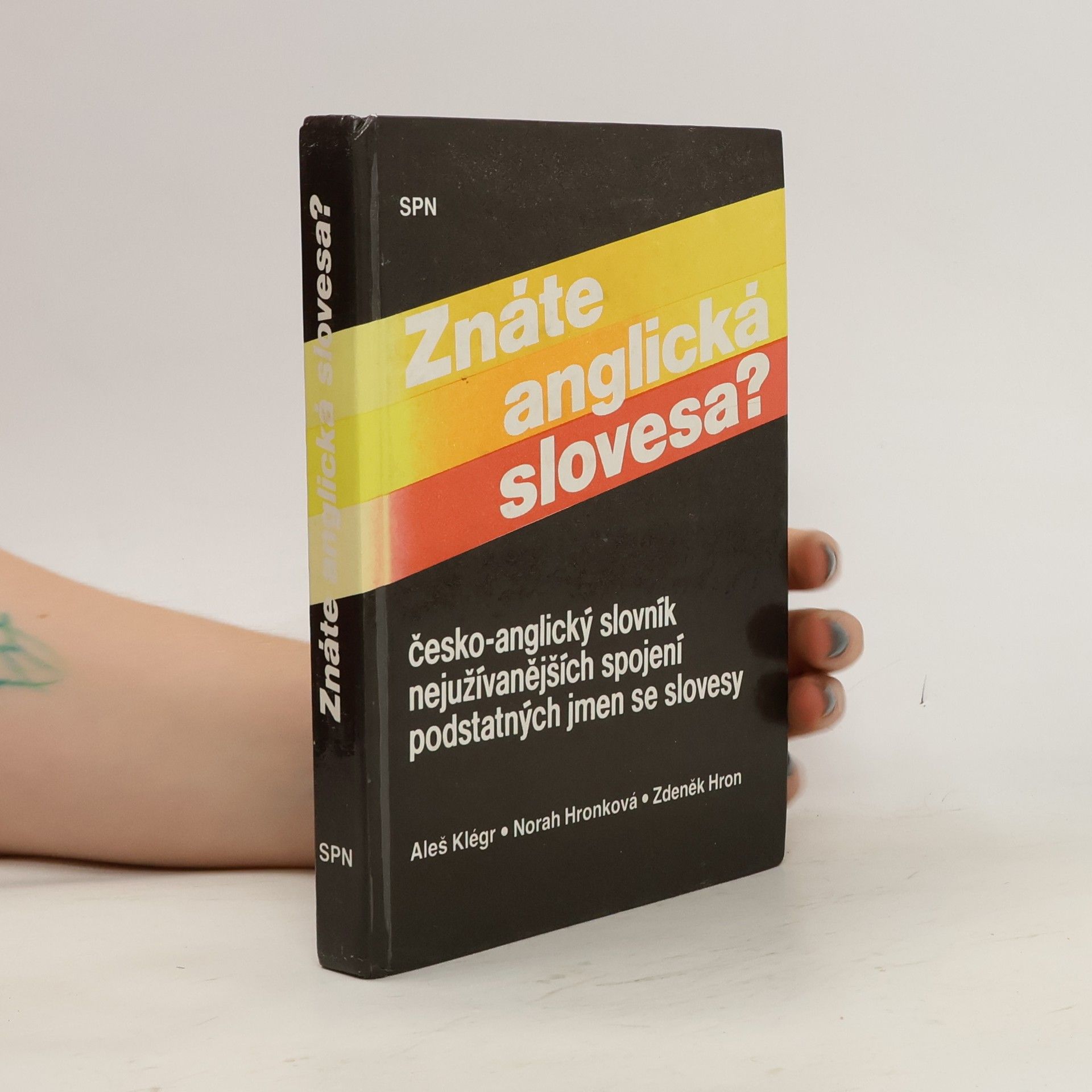 Znáte anglická slovesa? : Česko-anglický slovník nejužívanějších spojení podstatných jmen se slovesy