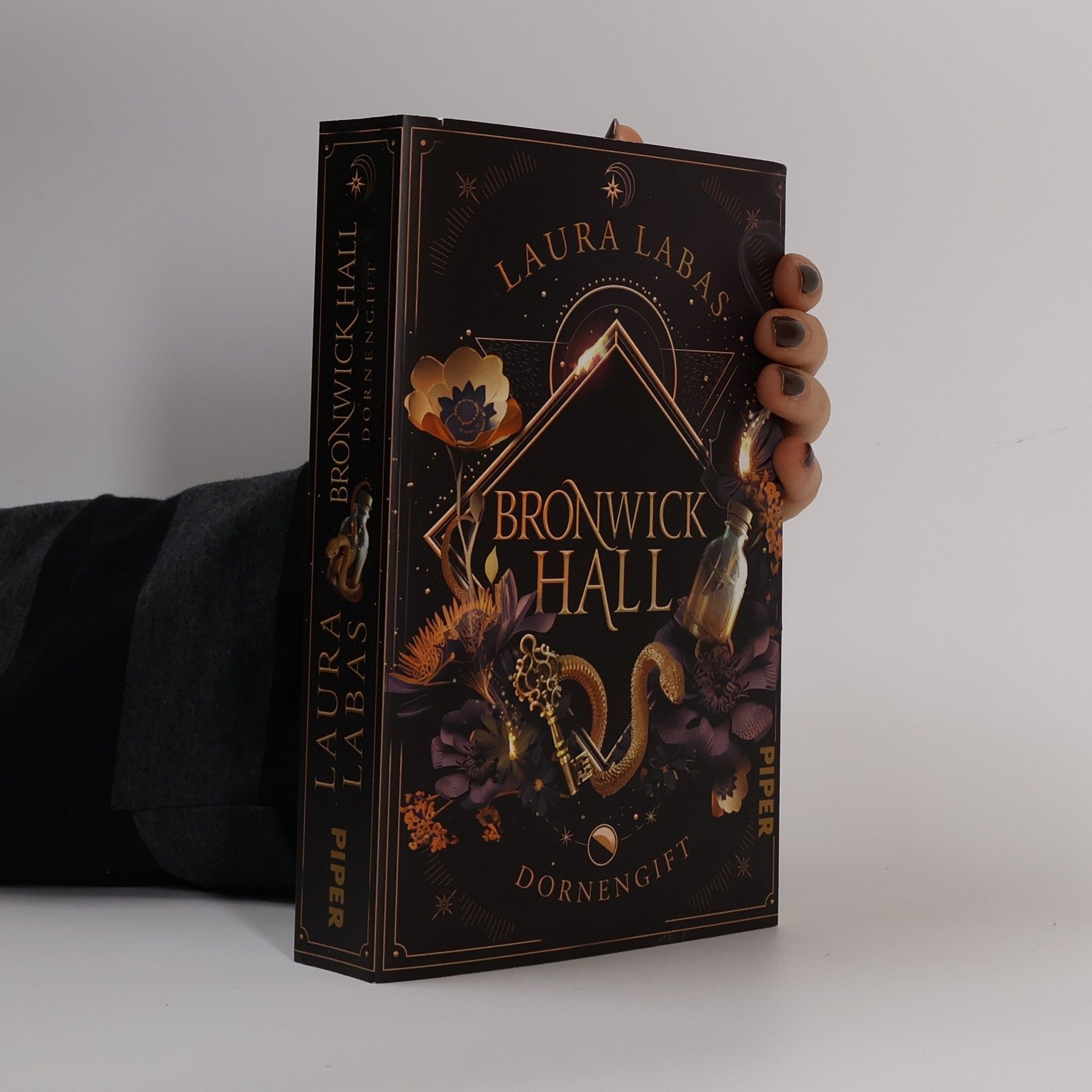 Laura Labas Bronwick Hall – Dornengift