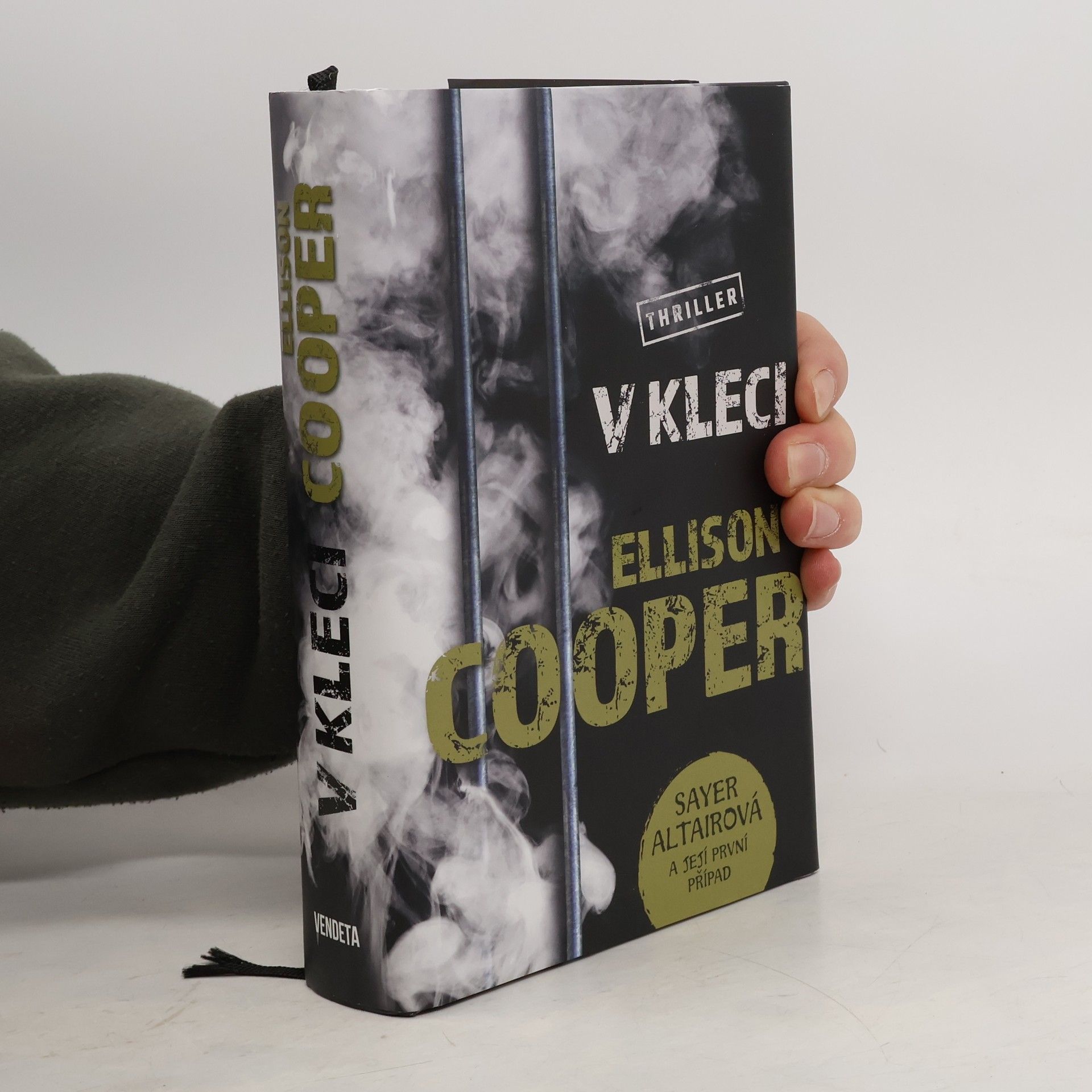 Ellison Cooper V kleci
