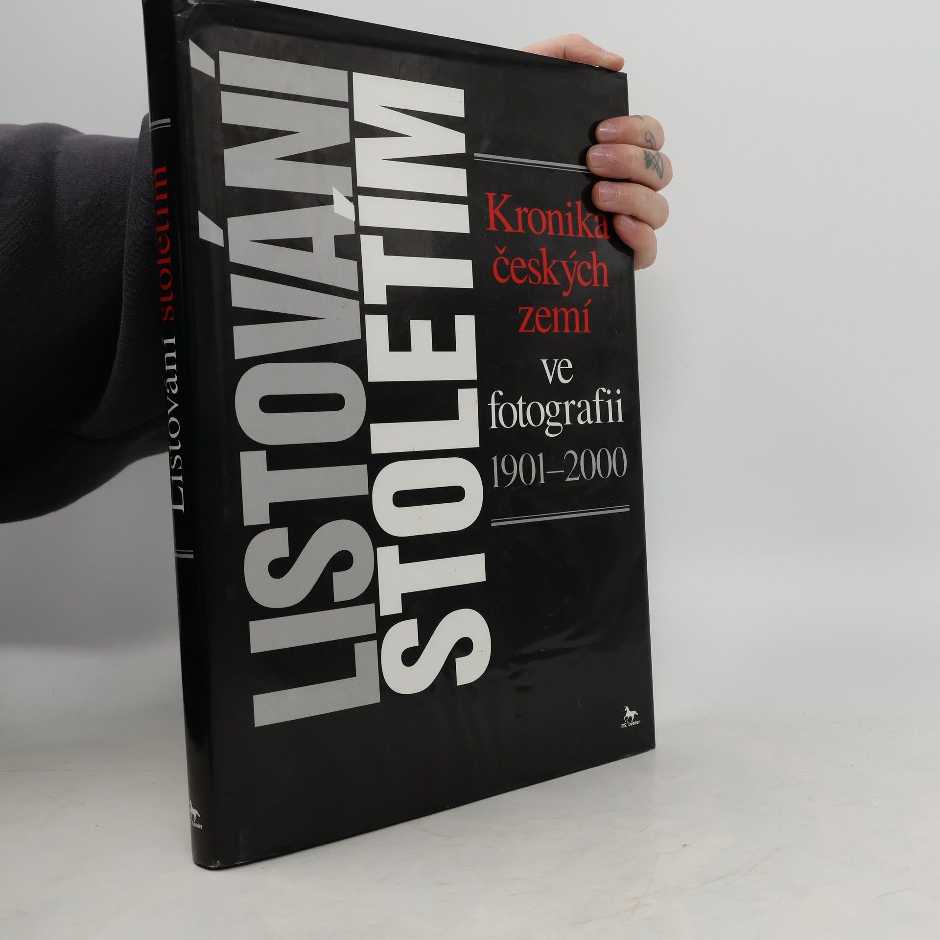 Hana Řeháková Listování stoletím : kronika českých zemí ve fotografii 1901-2000