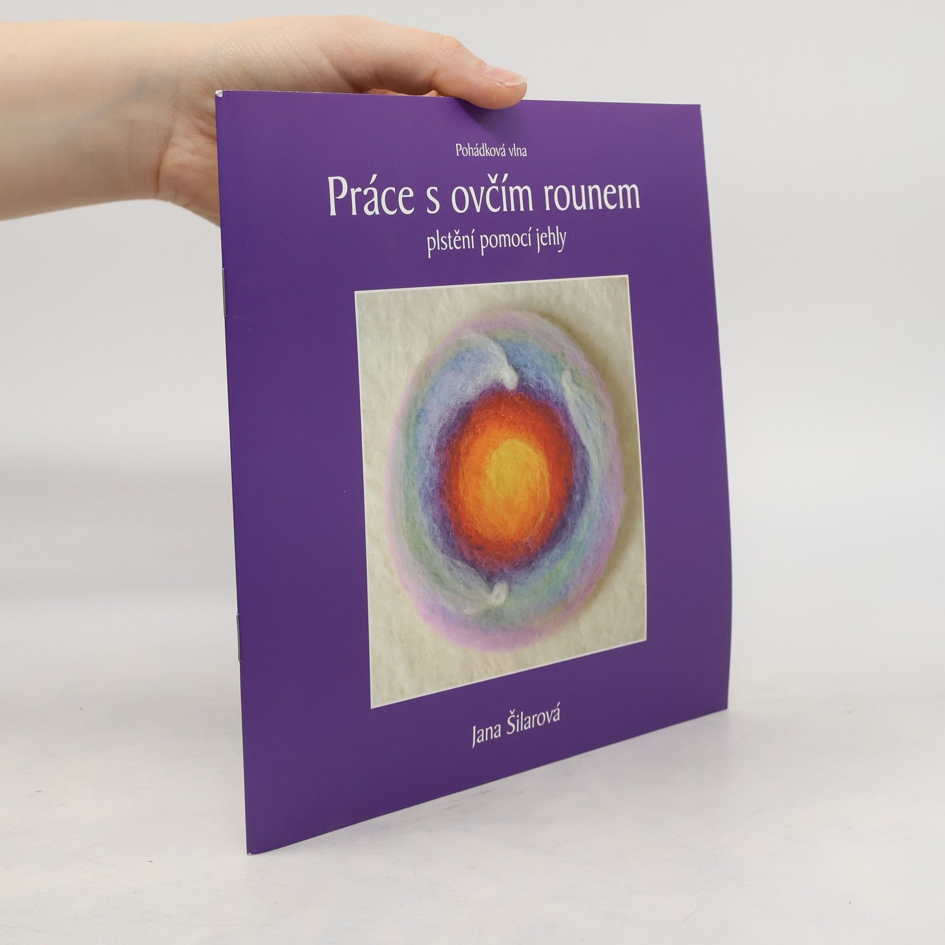 Práce s ovčím rounem. Plstění pomocí jehly