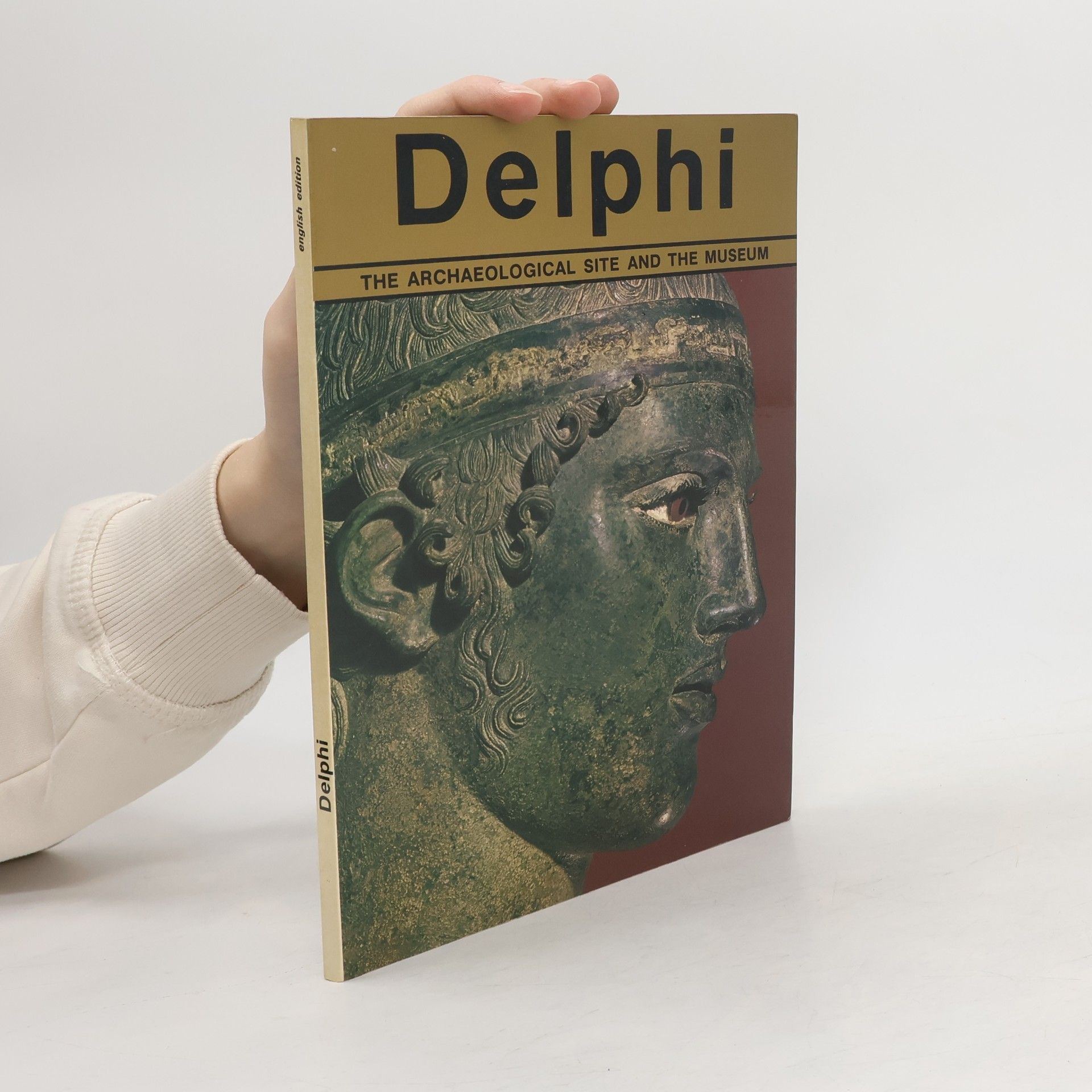 Dora Konsola Delphi. The Archaeological Site and the Museum