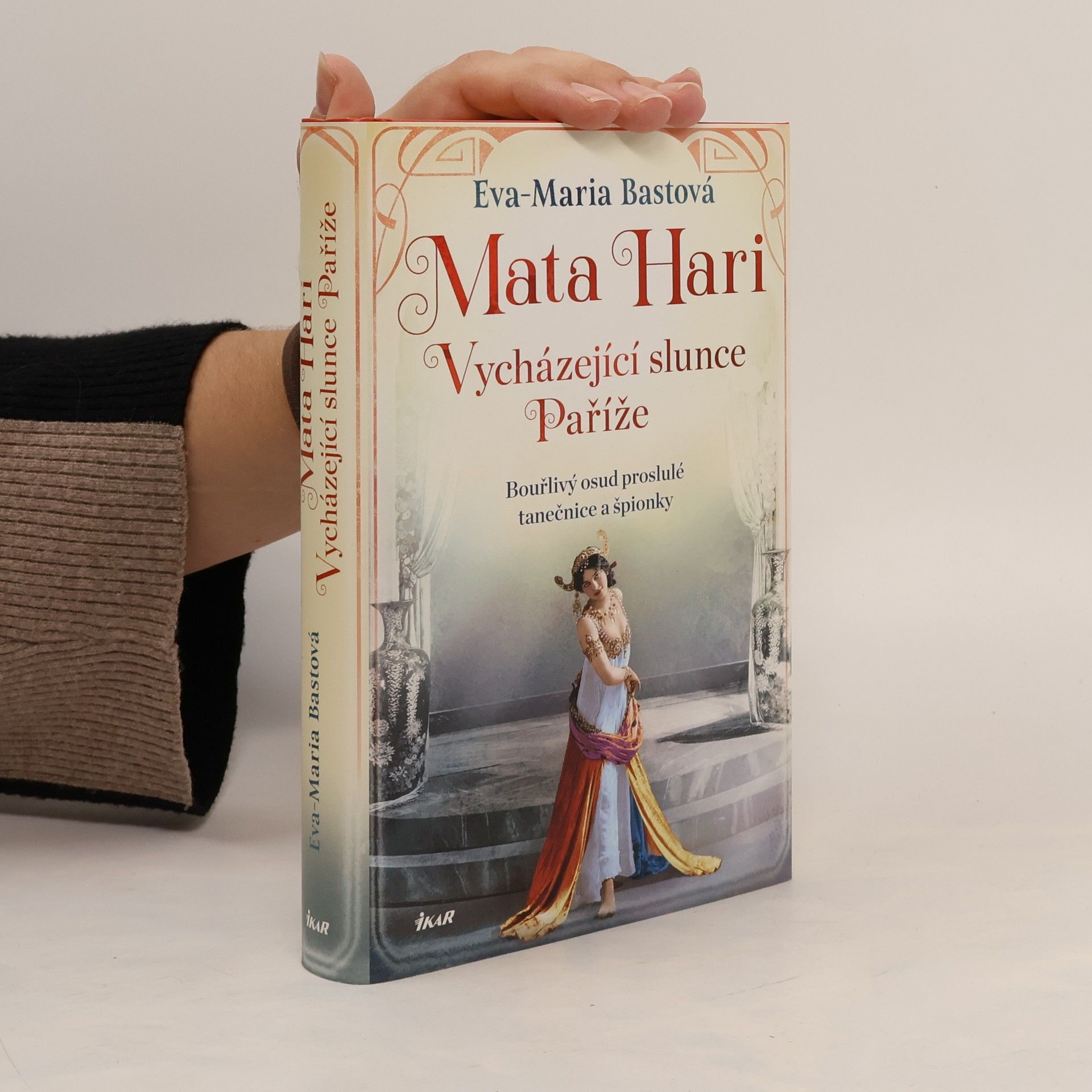 Eva-Maria Bast Mata Hari. vycházející slunce Paříže
