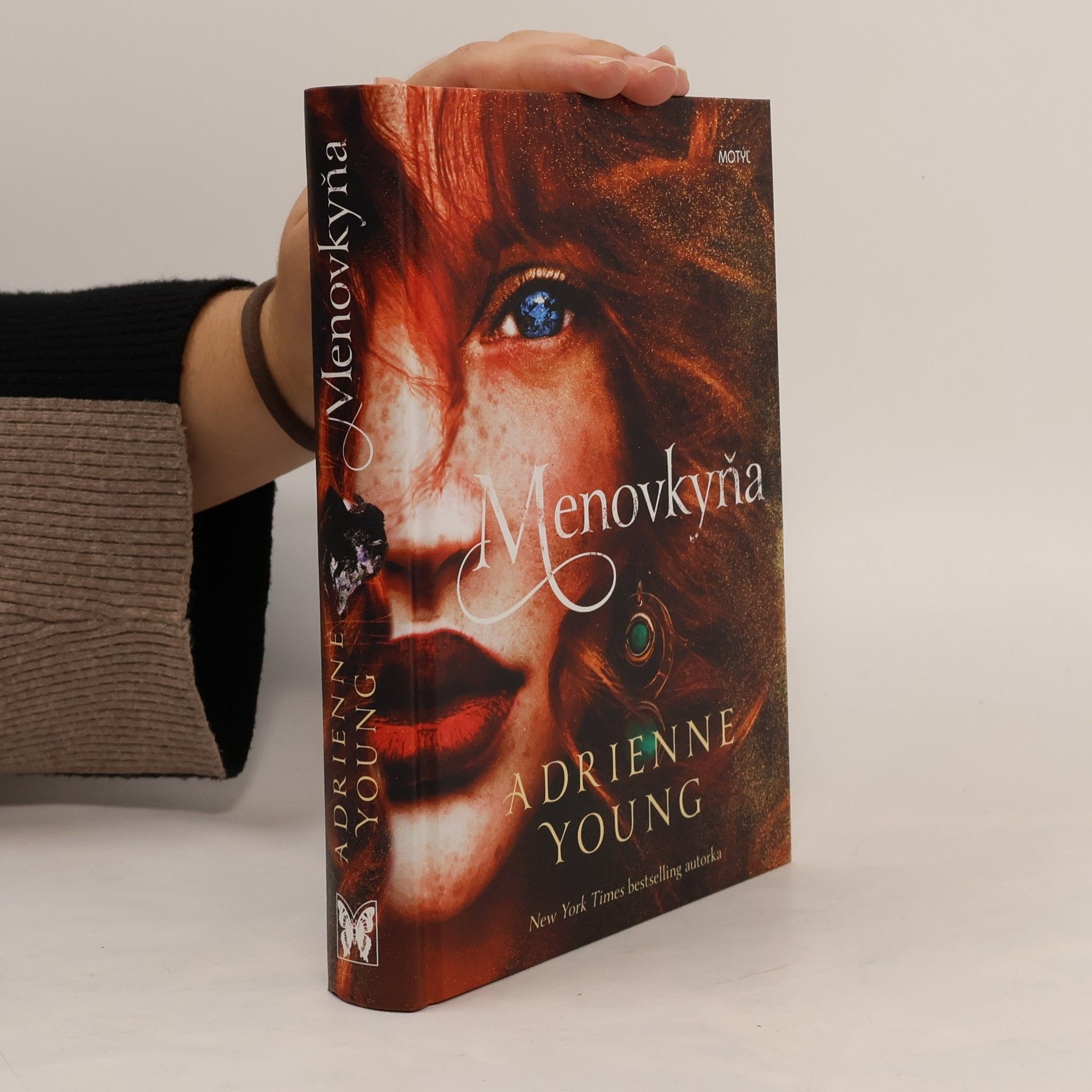 Adrienne Young Menovkyňa