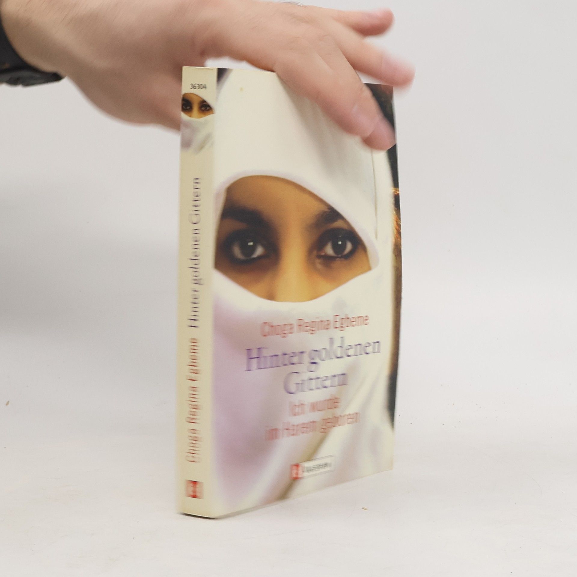 Choga Regina Egbeme Hinter goldenen Gittern